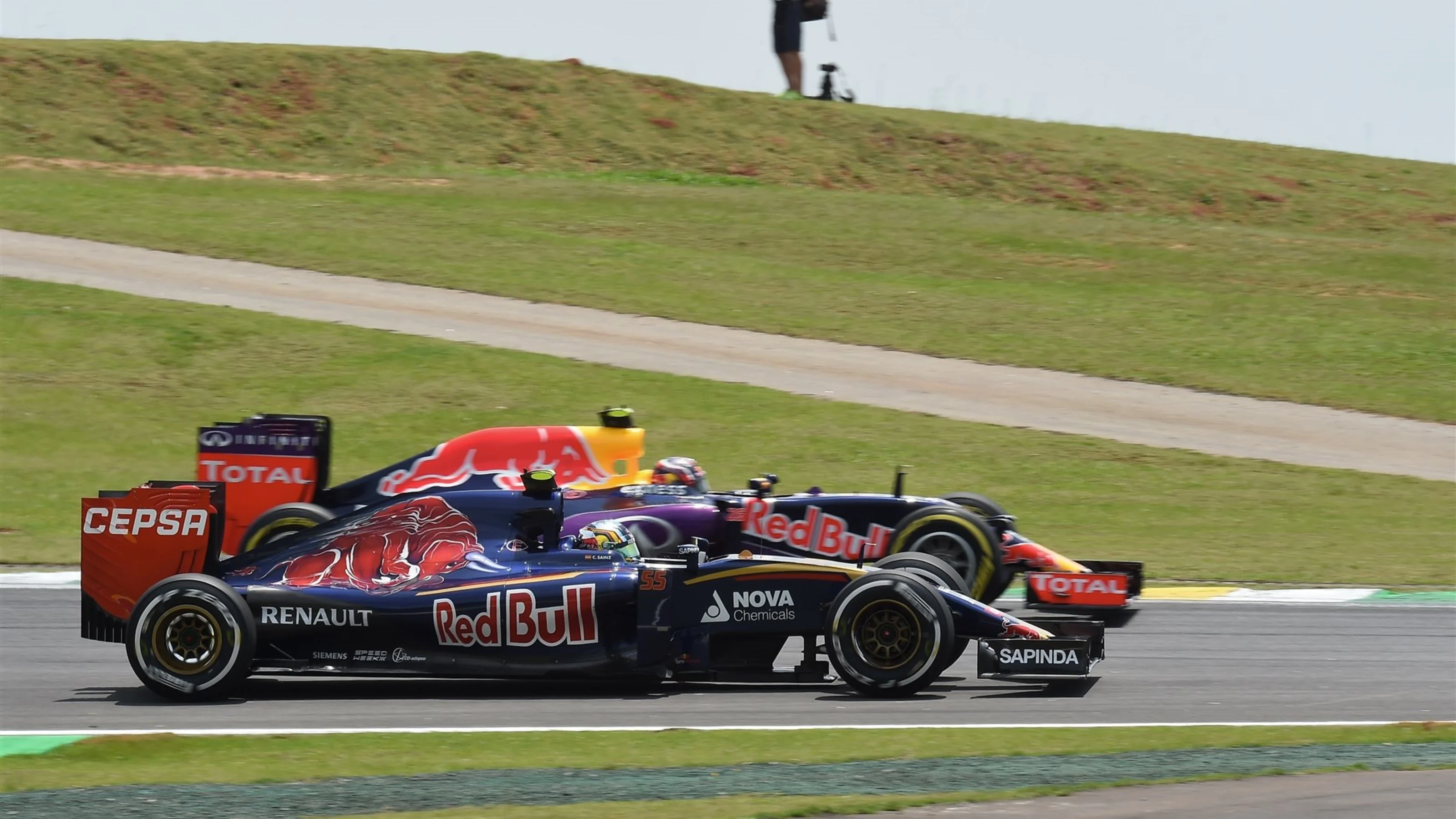 Carlos Sainz jr (ESP) Scuderia Toro Rosso STR10 and Daniil Kvyat (RUS) Red Bull Racing RB11 at