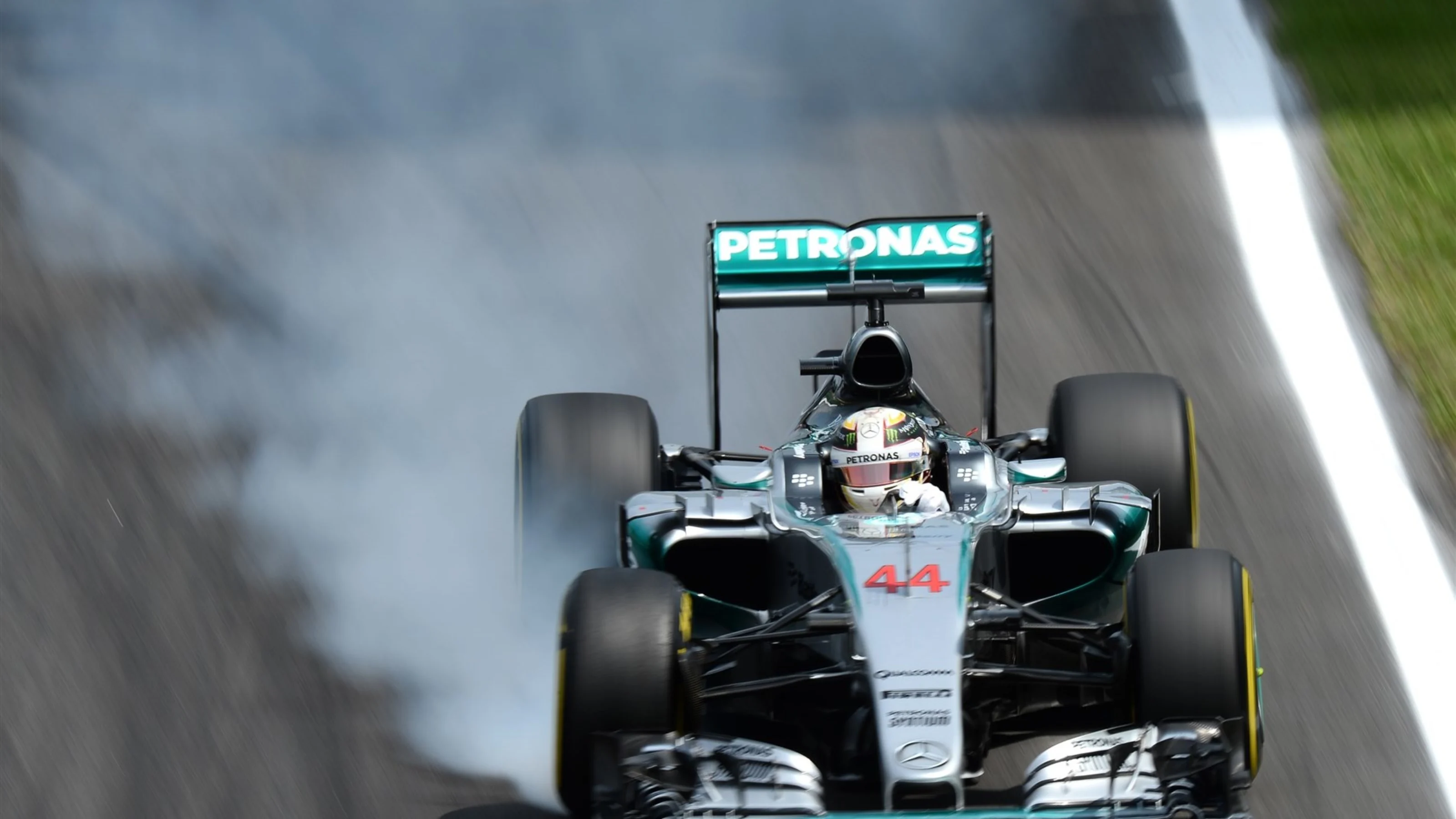 Lewis Hamilton (GBR) Mercedes AMG F1 W06 locks up at Formula One World Championship, Rd18,