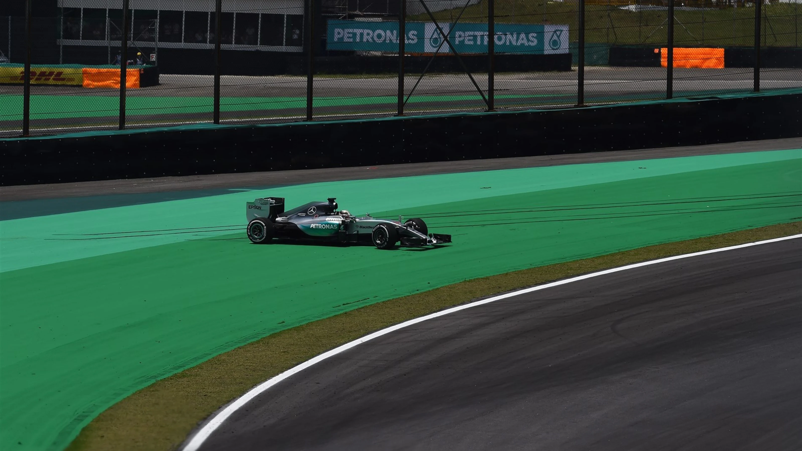 Lewis Hamilton (GBR) Mercedes AMG F1 W06 spins in FP3 at Formula One World Championship, Rd18,