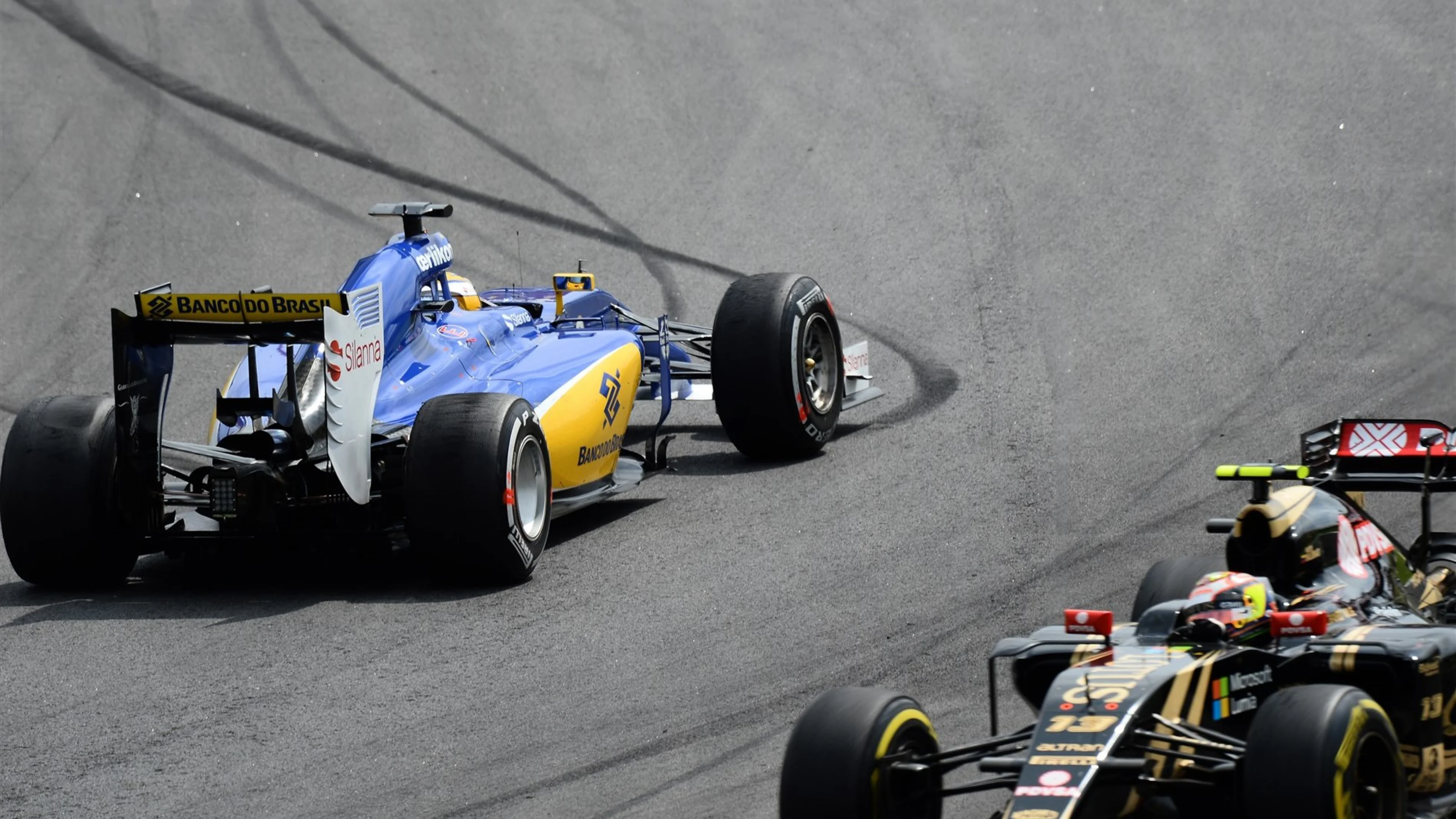 Marcus Ericsson (SWE) Sauber C34 spins after coming together with Pastor Maldonado (VEN) Lotus E23