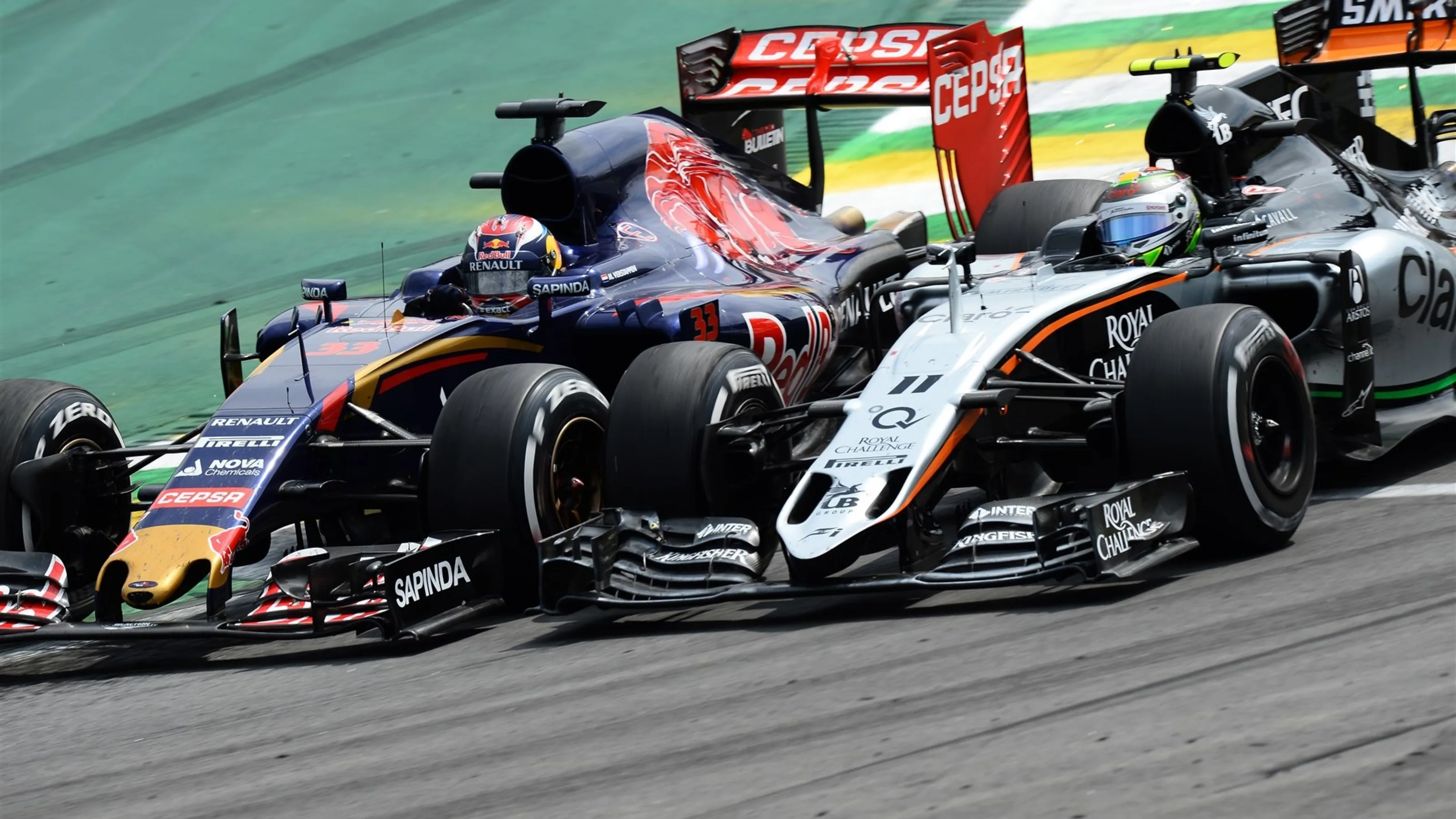 Max Verstappen (NDL) Scuderia Toro Rosso STR10 battles with Sergio Perez (MEX) Force India VJM08 at