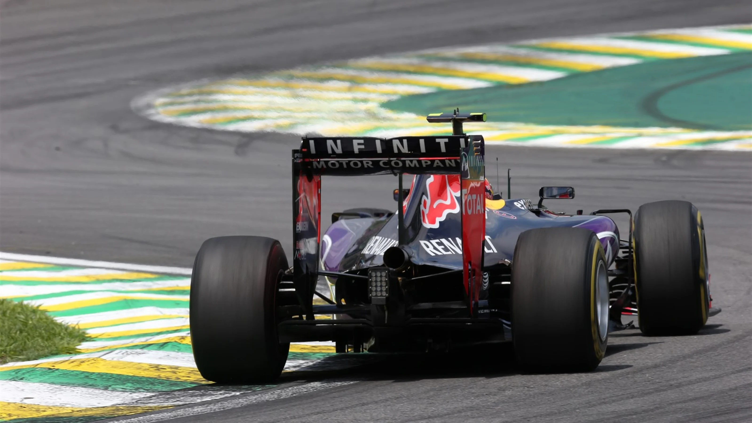 Daniil Kvyat (RUS) Red Bull Racing RB11 at Formula One World Championship, Rd18, Brazilian Grand