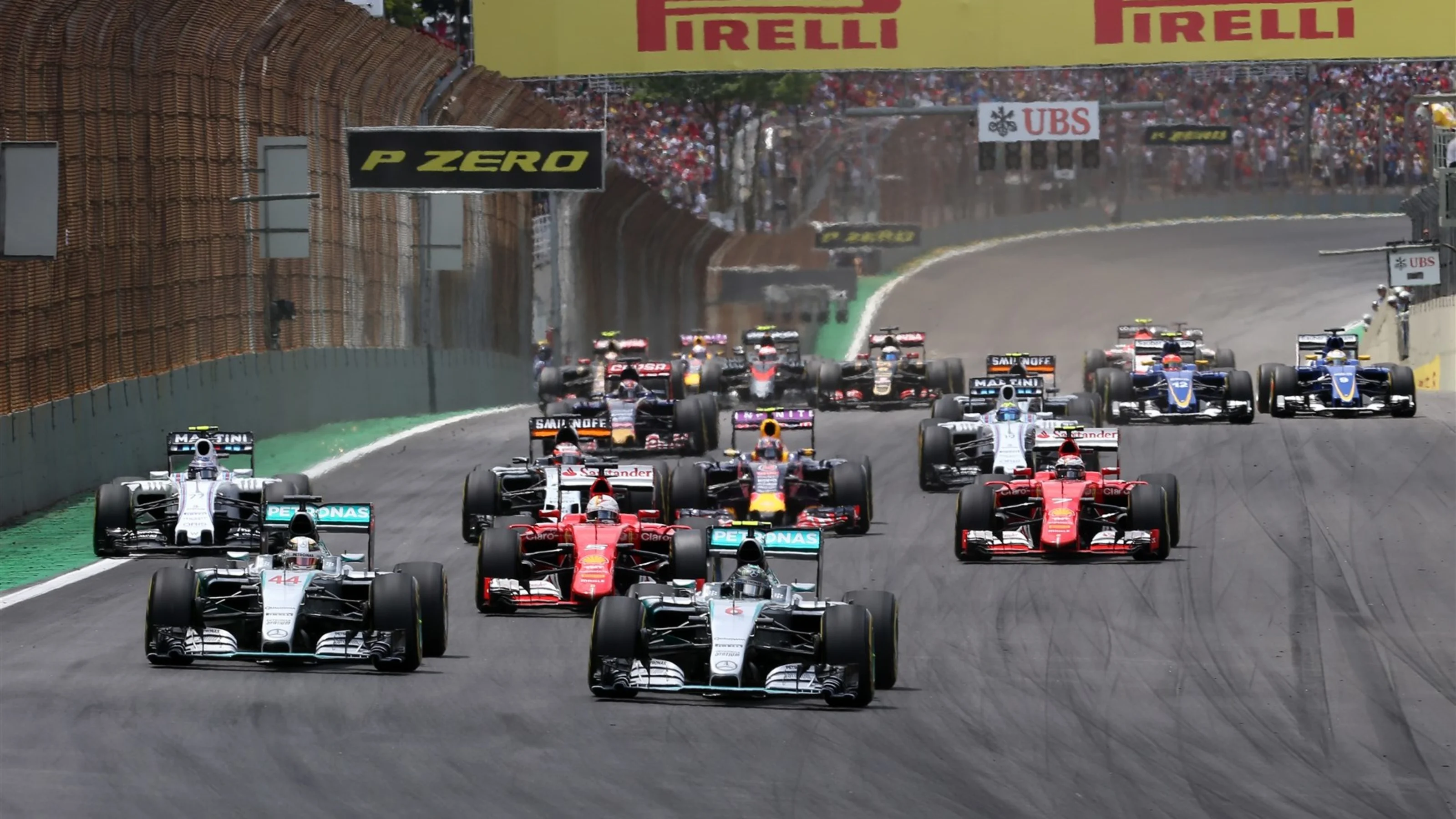 Nico Rosberg (GER) Mercedes AMG F1 W06 and Lewis Hamilton (GBR) Mercedes AMG F1 W06 battle at the