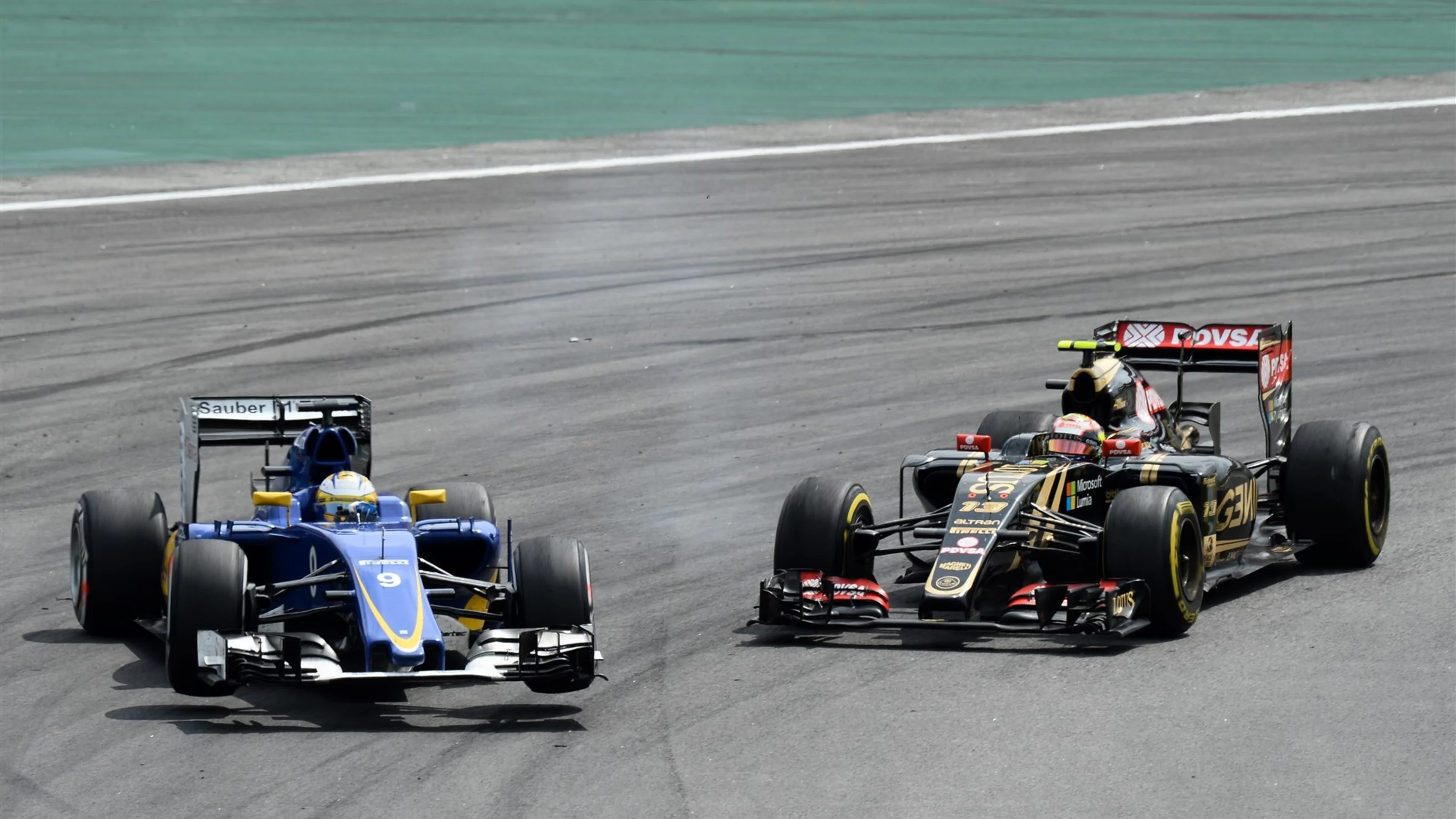 Marcus Ericsson (SWE) Sauber C34 and Pastor Maldonado (VEN) Lotus E23 Hybrid collide at Formula One