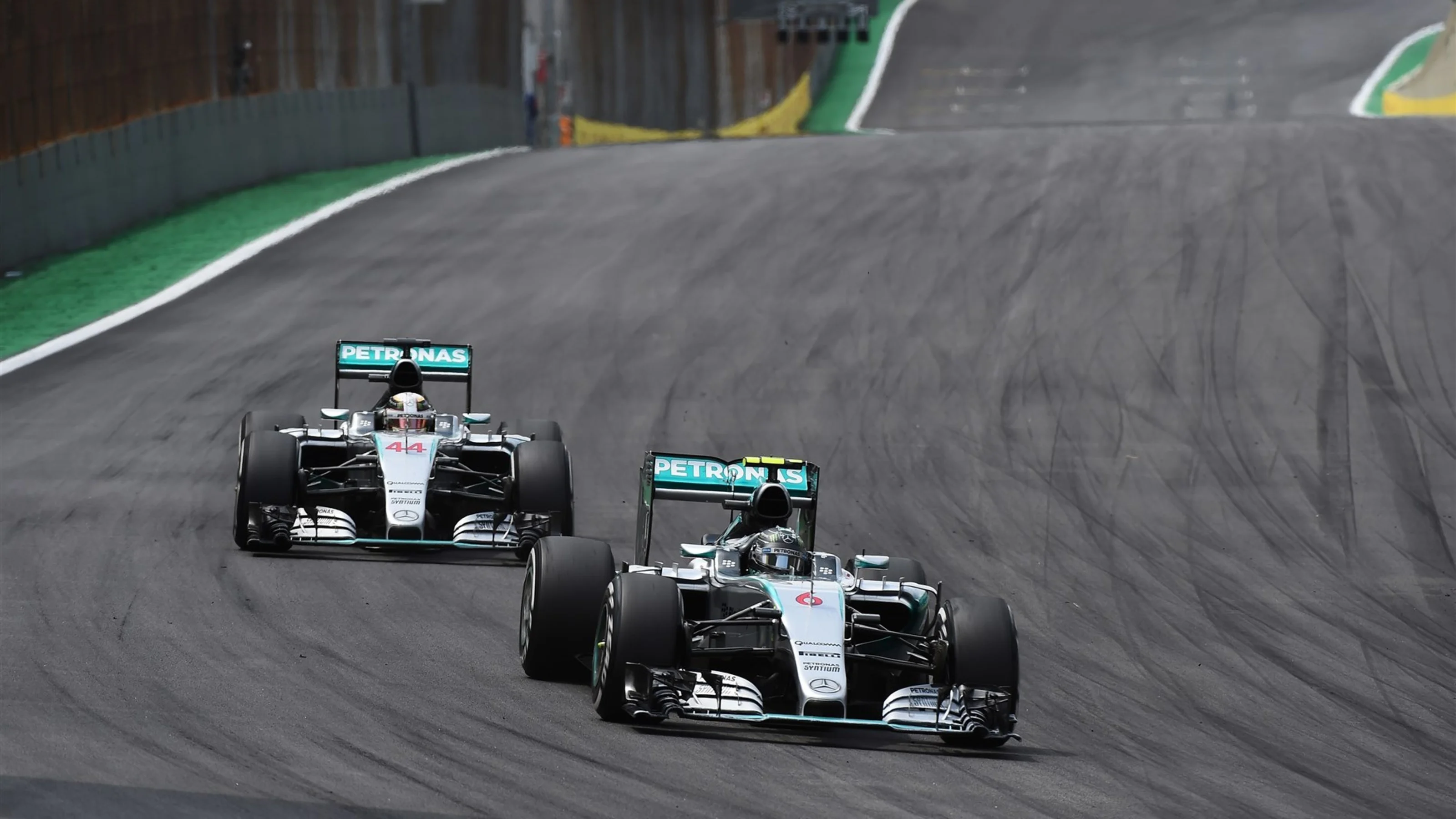 Nico Rosberg (GER) Mercedes AMG F1 W06 leads Lewis Hamilton (GBR) Mercedes AMG F1 W06 at Formula