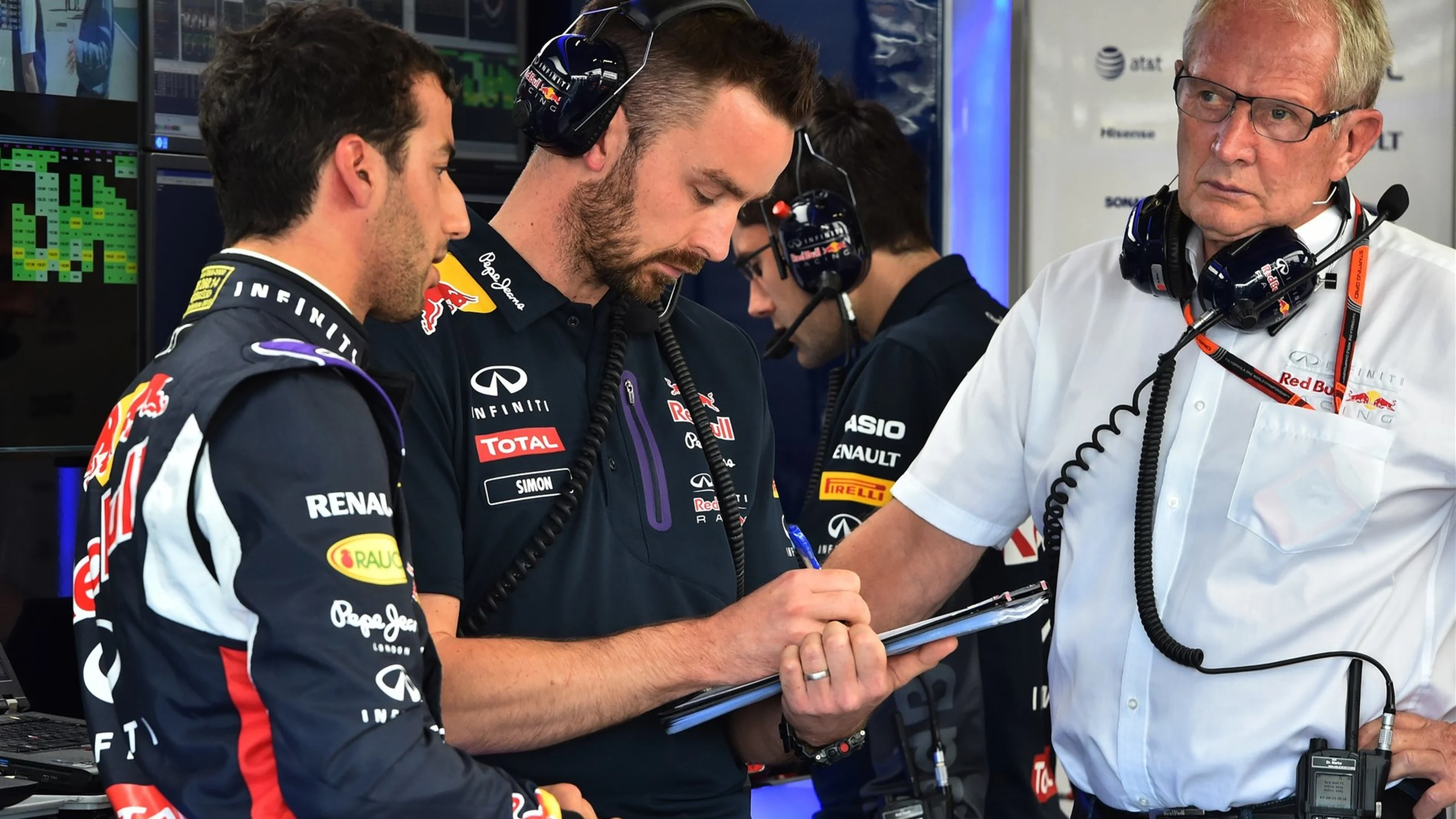 Daniel Ricciardo (AUS) Red Bull Racing with Simon Rennie (GBR) Red Bull Racing Race Engineer and Dr