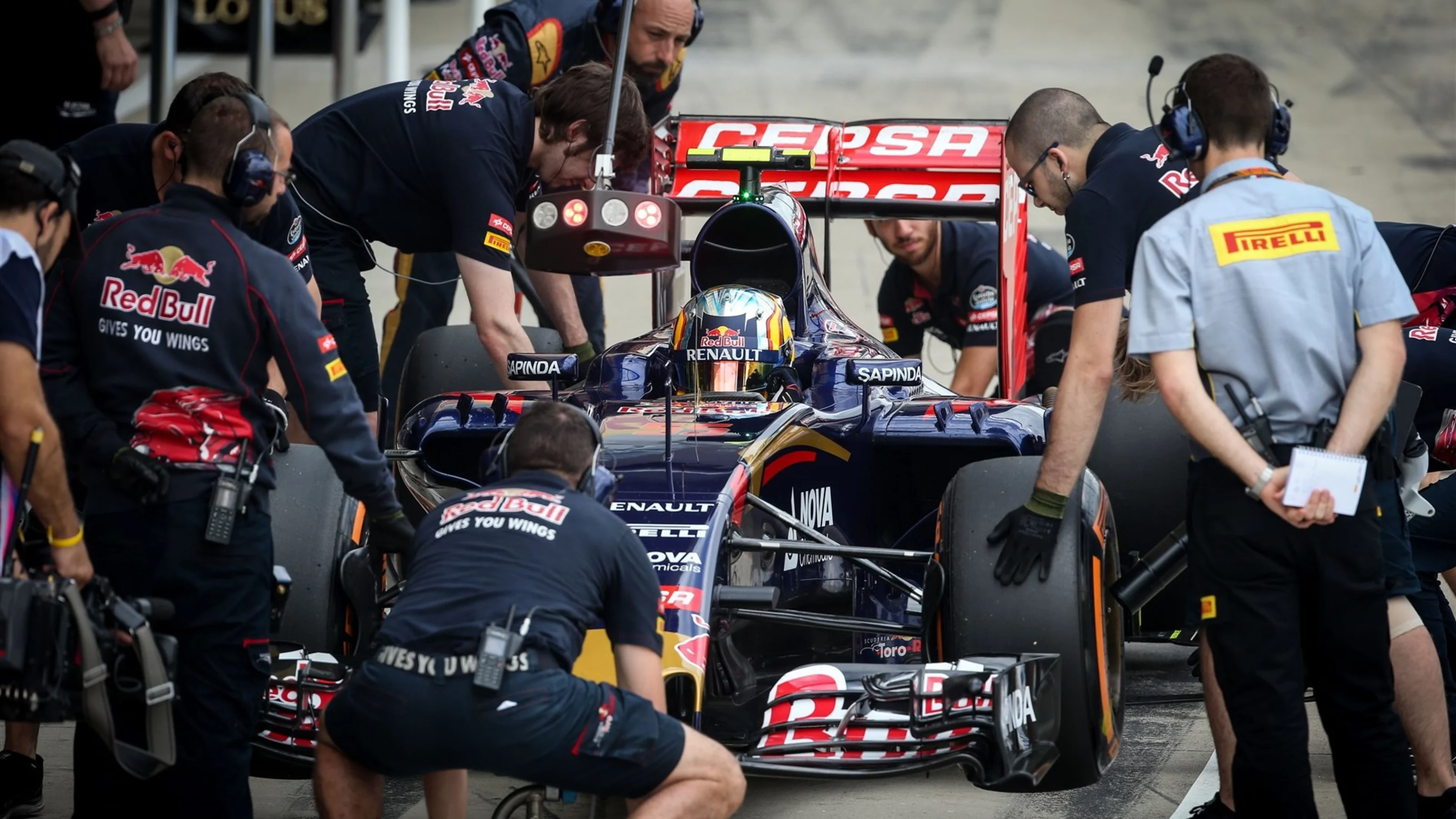 Carlos Sainz jr (ESP) Scuderia Toro Rosso STR10 pit stop at Formula One World Championship, Rd9,