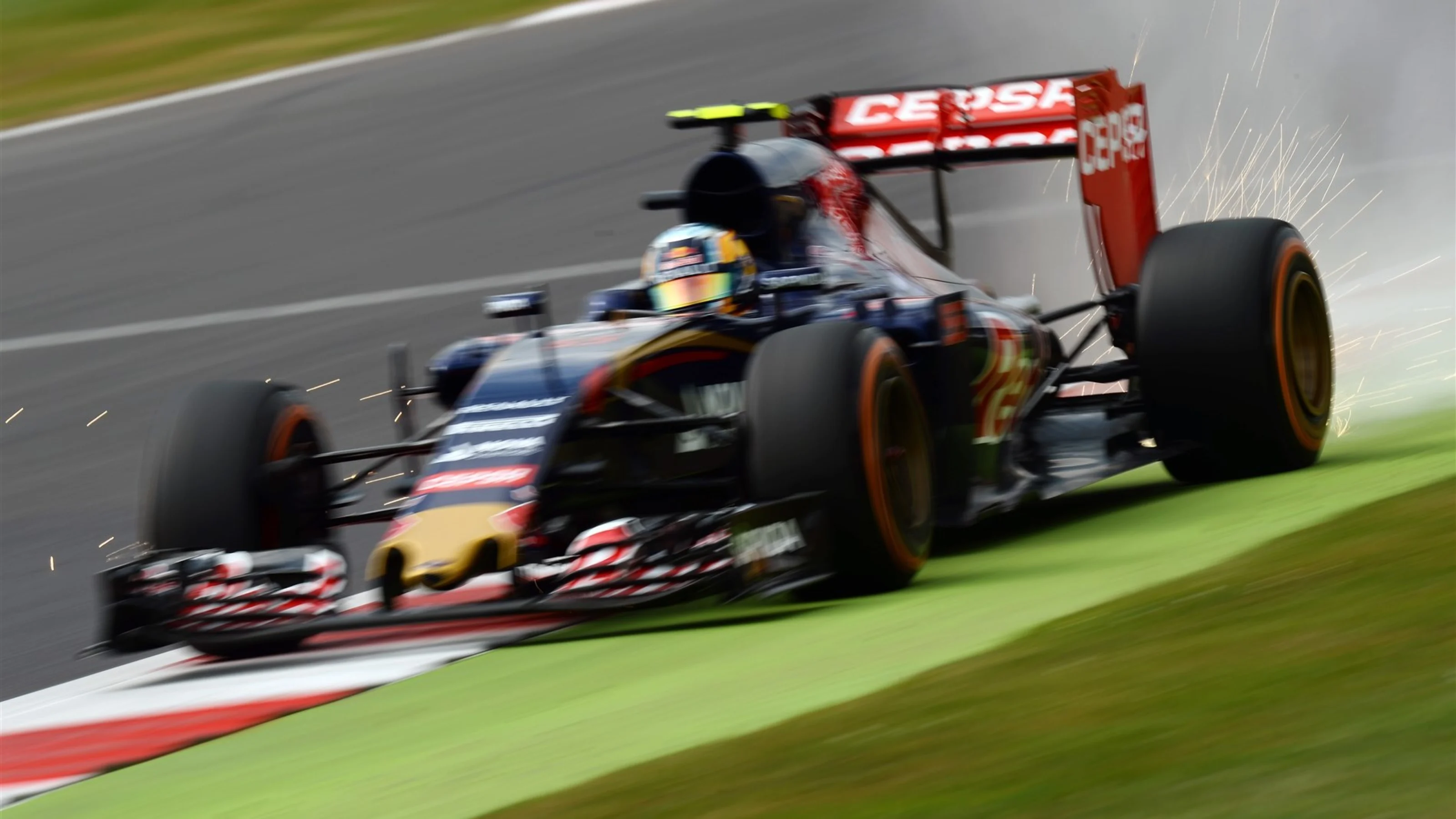 Carlos Sainz jr (ESP) Scuderia Toro Rosso STR10 sparks at Formula One World Championship, Rd9,