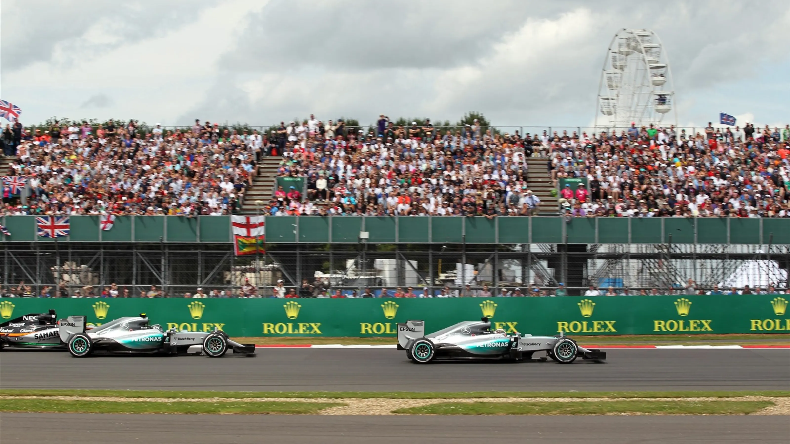 Nico Rosberg (GER) Mercedes AMG F1 W06 battles with Nico Hulkenberg (GER) Force India VJM08 and