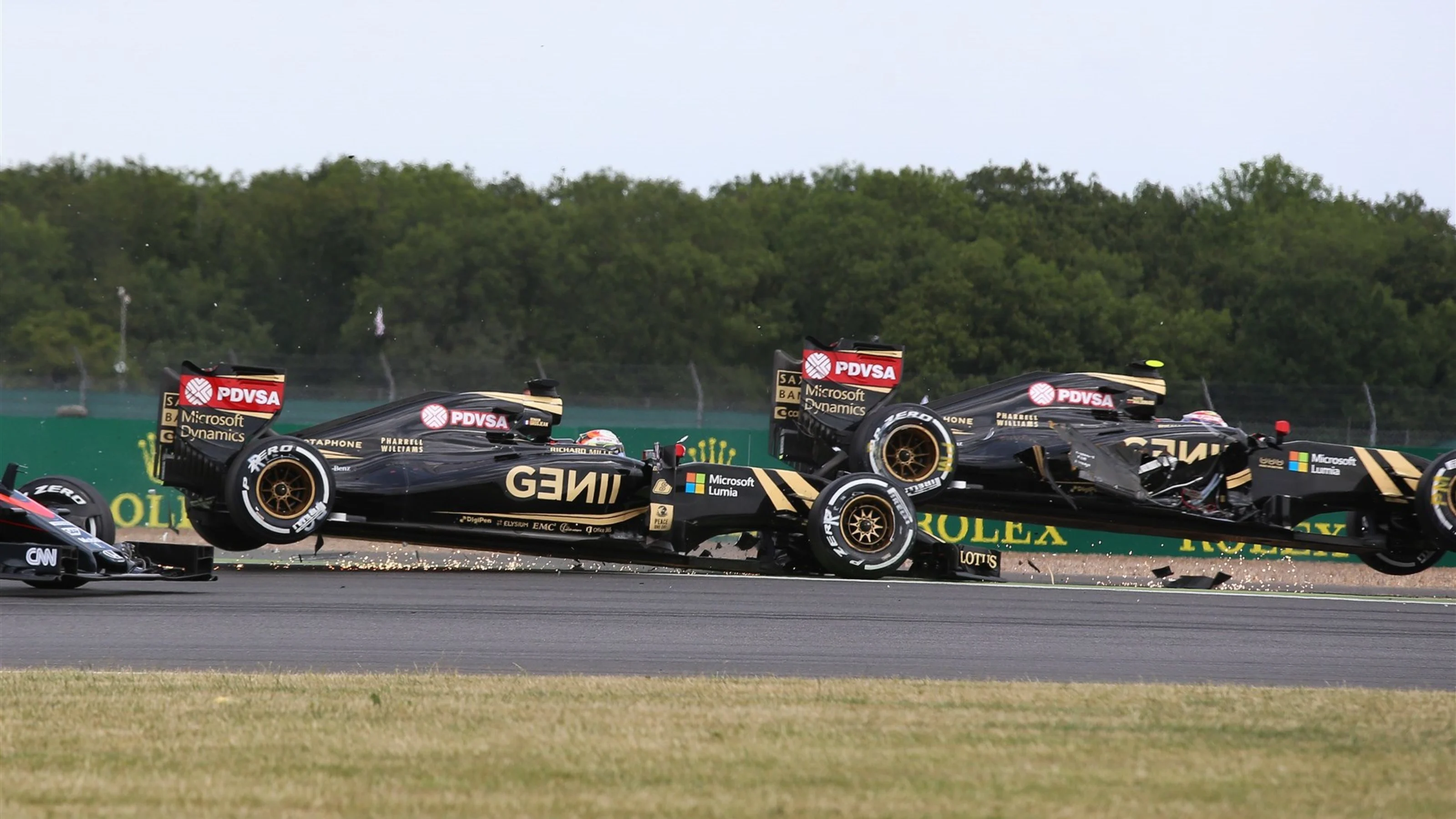 Pastor Maldonado (VEN) Lotus E23 Hybrid and Romain Grosjean (FRA) Lotus E23 Hybrid crash on lap one
