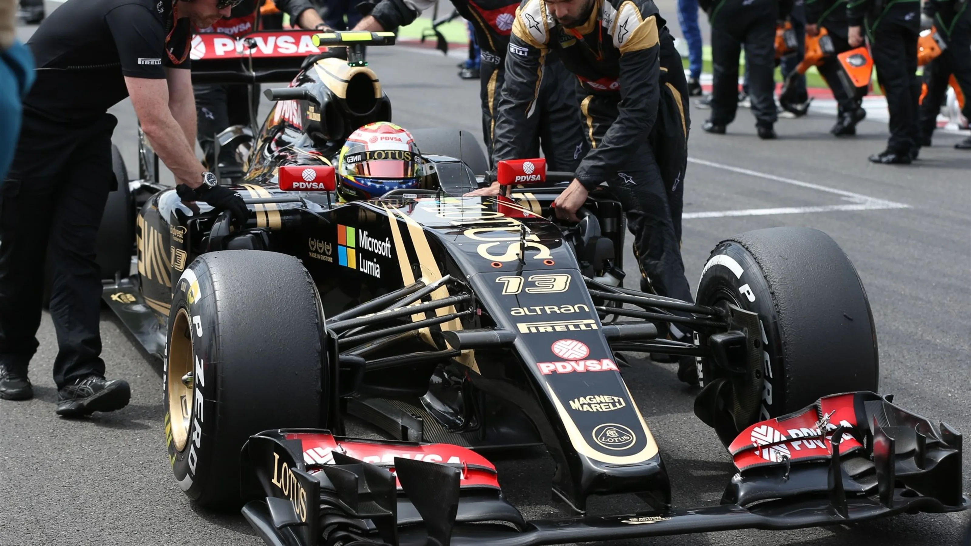 Pastor Maldonado (VEN) Lotus E23 Hybrid on the grid at Formula One World Championship, Rd9, British