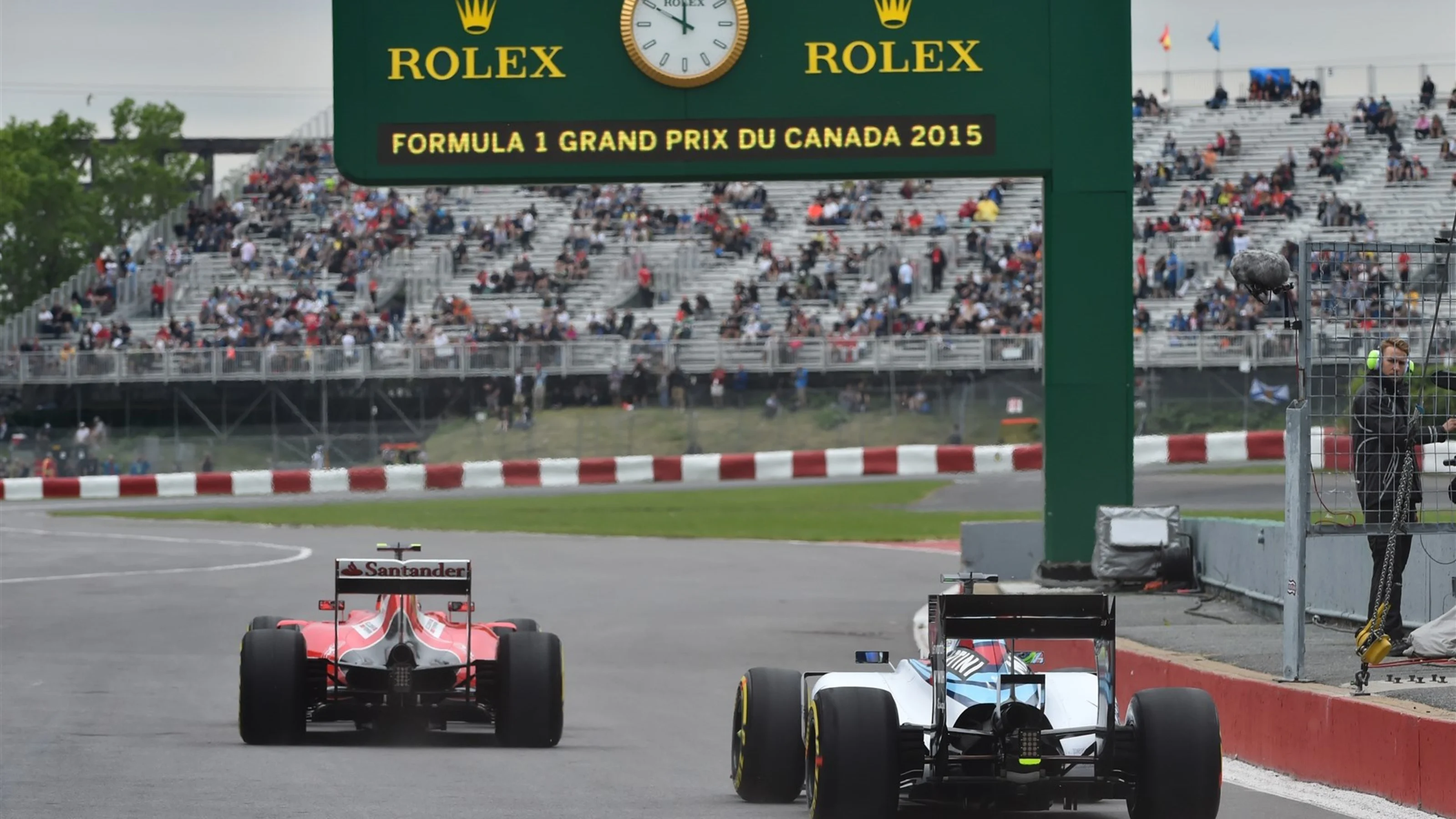 Felipe Massa (BRA) Williams FW37 and Kimi Raikkonen (FIN) Ferrari SF15-T at Formula One World