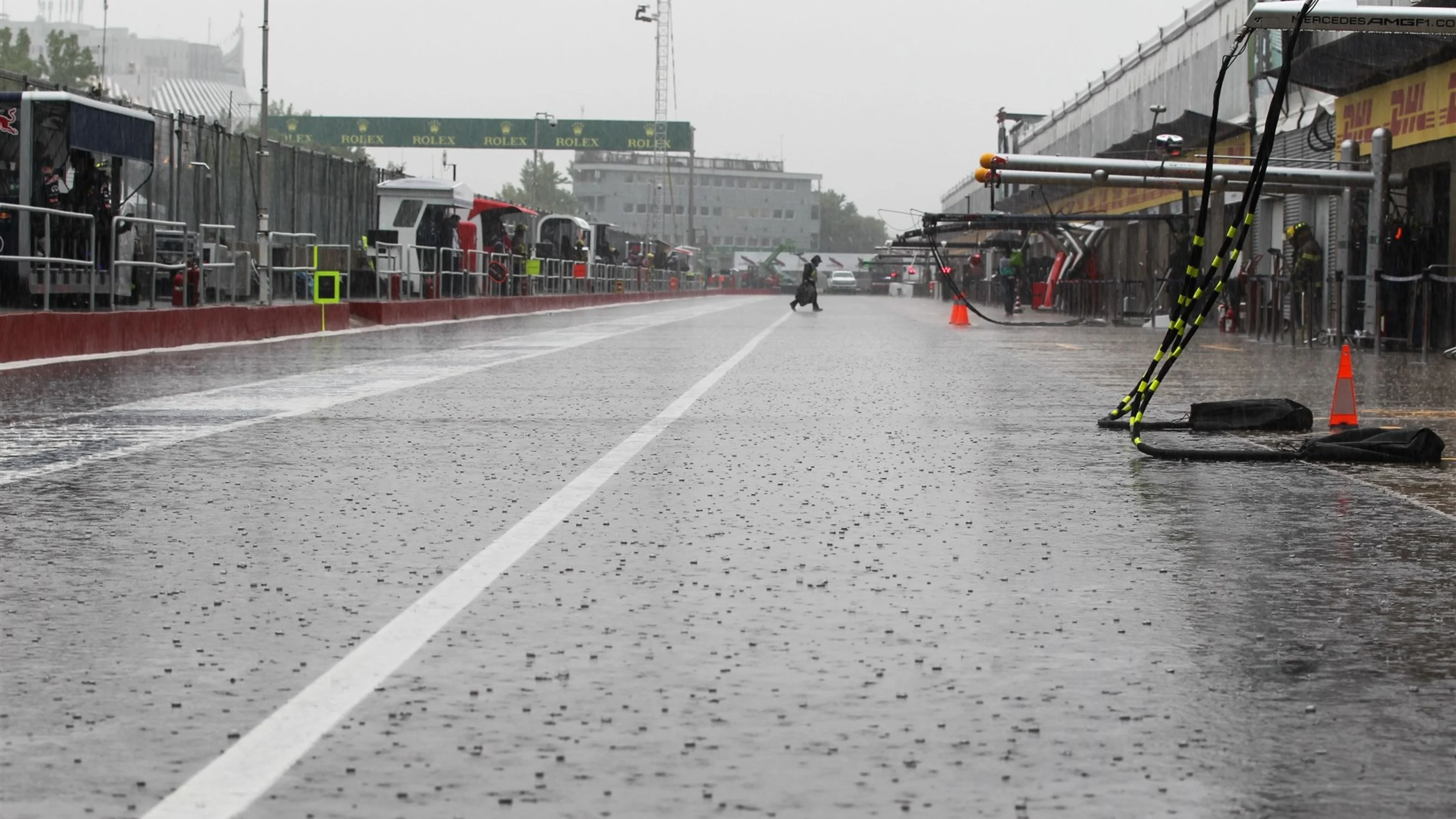 Rain it the pitlane at Formula One World Championship, Rd7, Canadian Grand Prix, Practice,