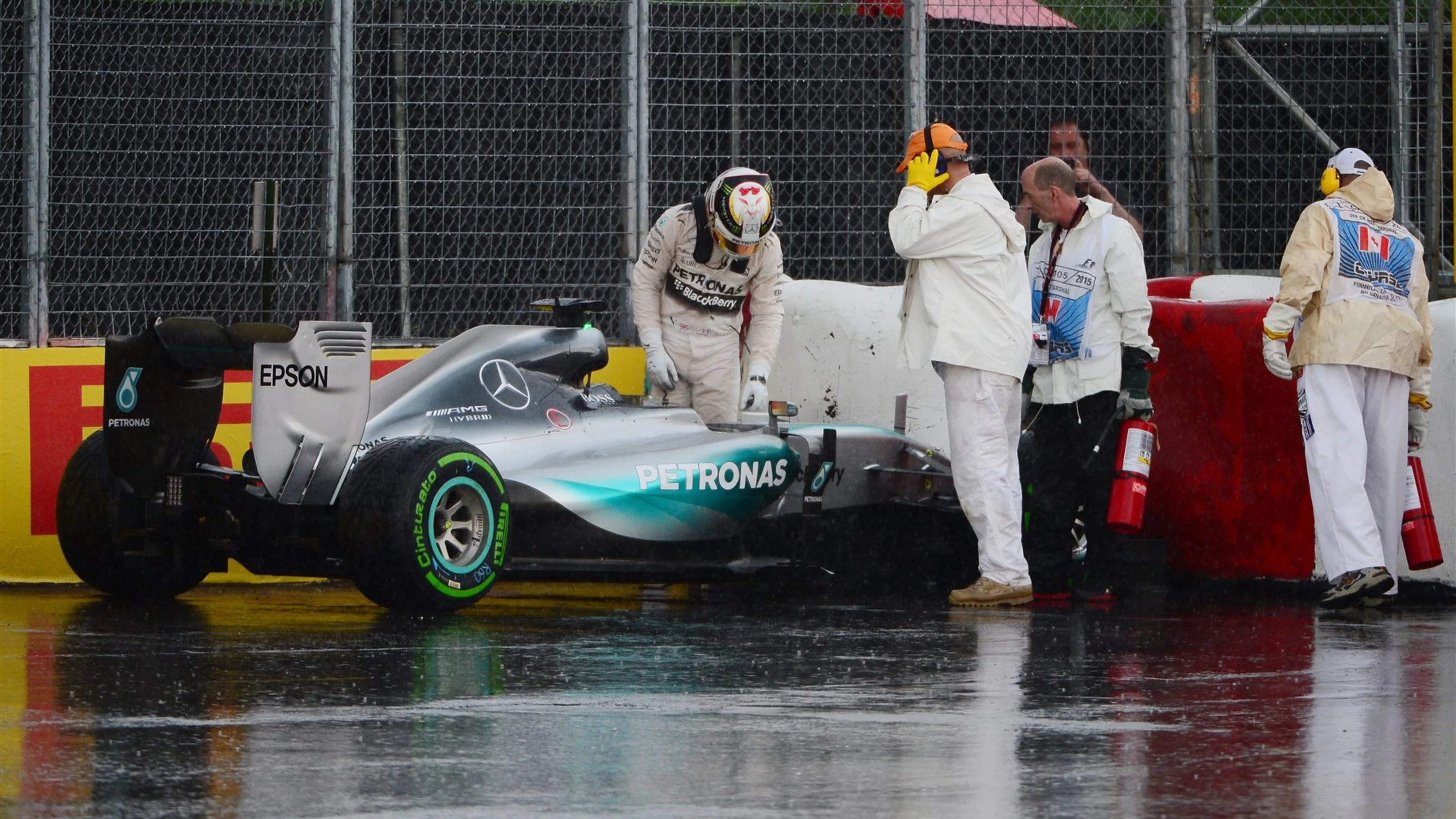 Lewis Hamilton (GBR) Mercedes AMG F1 W06 crashes in FP2 at Turn 10 at Formula One World