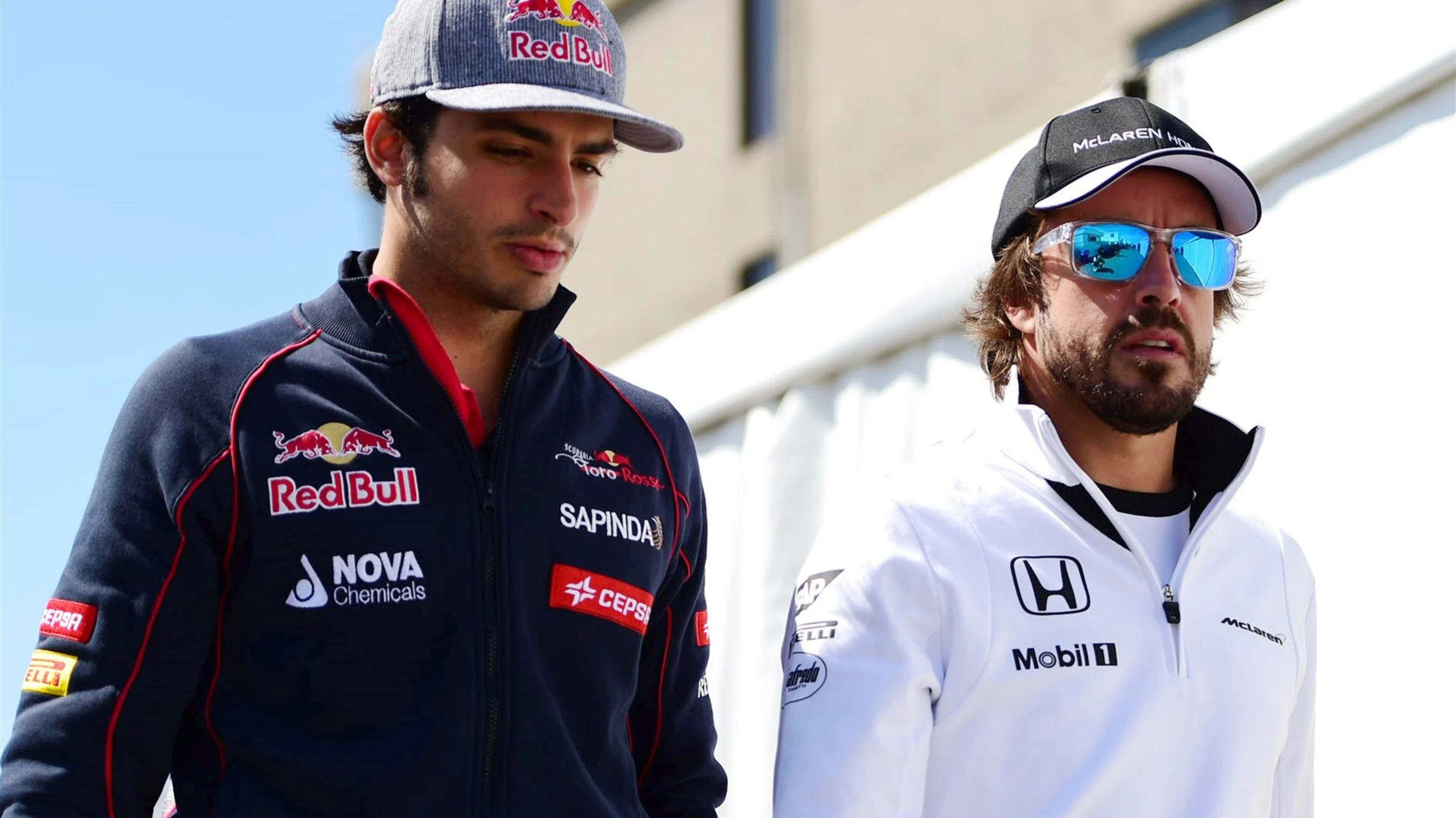 Carlos Sainz jr (ESP) Scuderia Toro Rosso and Fernando Alonso (ESP) McLaren at Formula One World