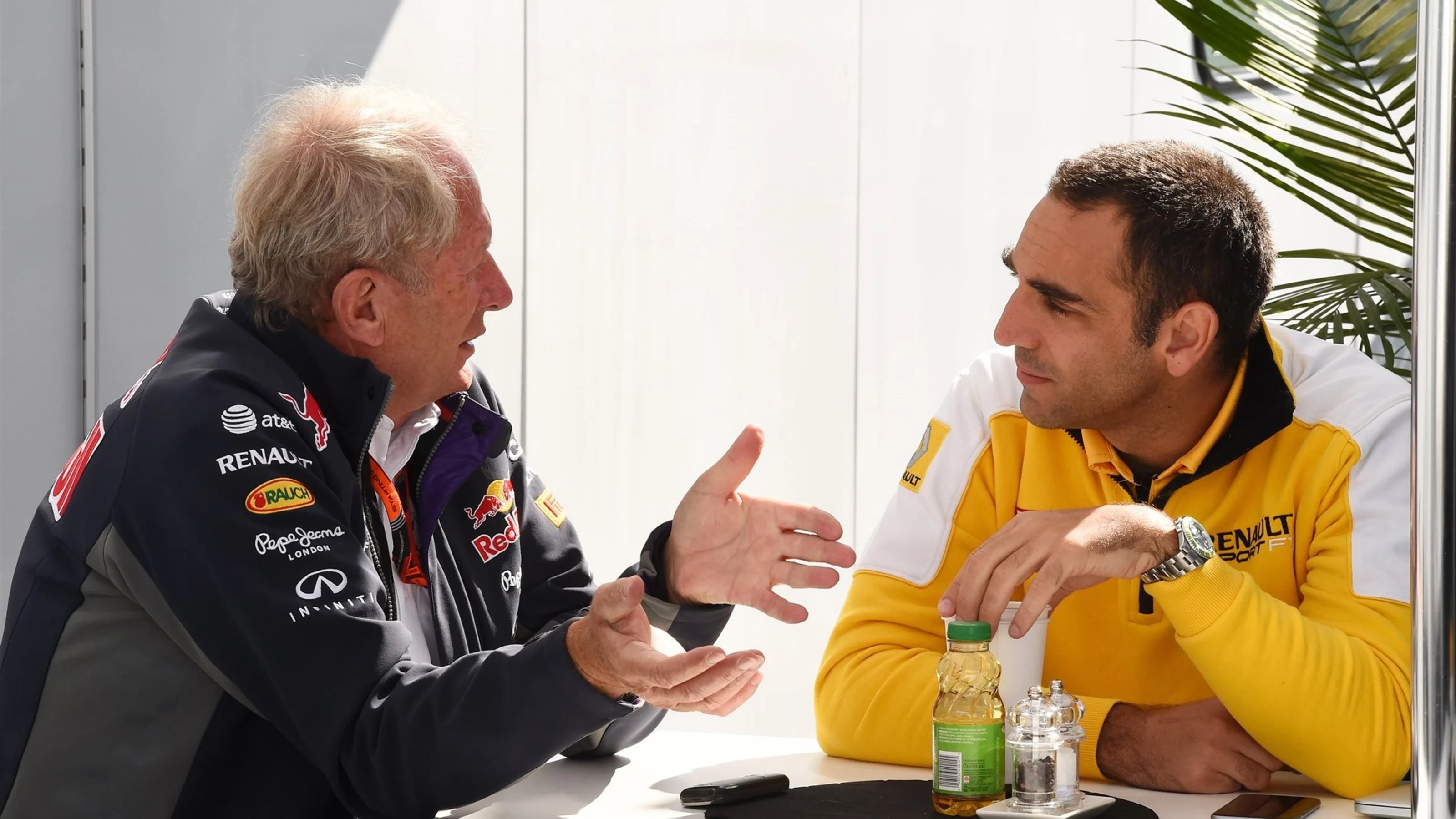 Dr Helmut Marko (AUT) Red Bull Motorsport Consultant and Cyril Abiteboul (FRA) Renault Sport at