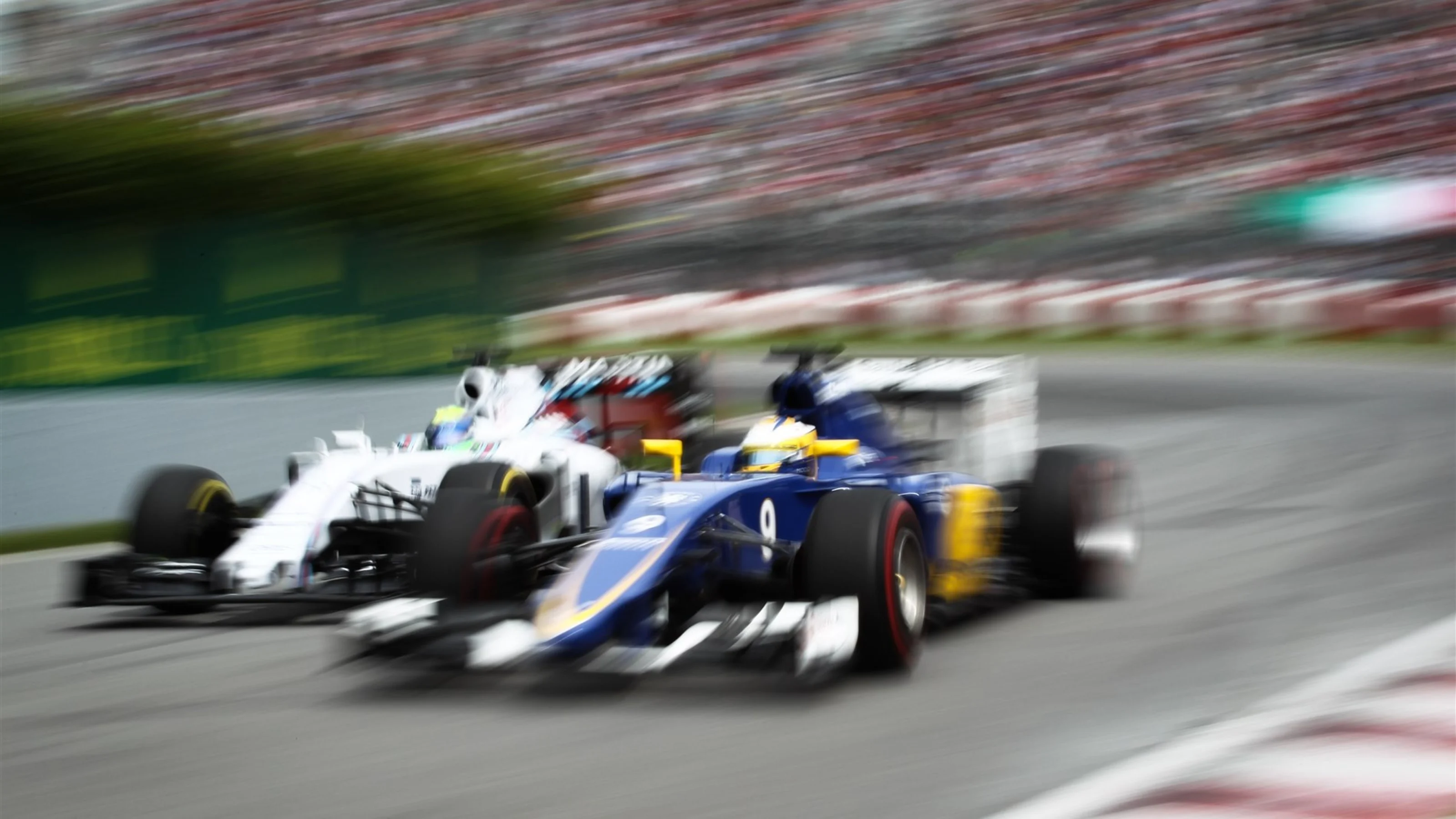 Felipe Massa (BRA) Williams FW37 and Marcus Ericsson (SWE) Sauber C34 at Formula One World