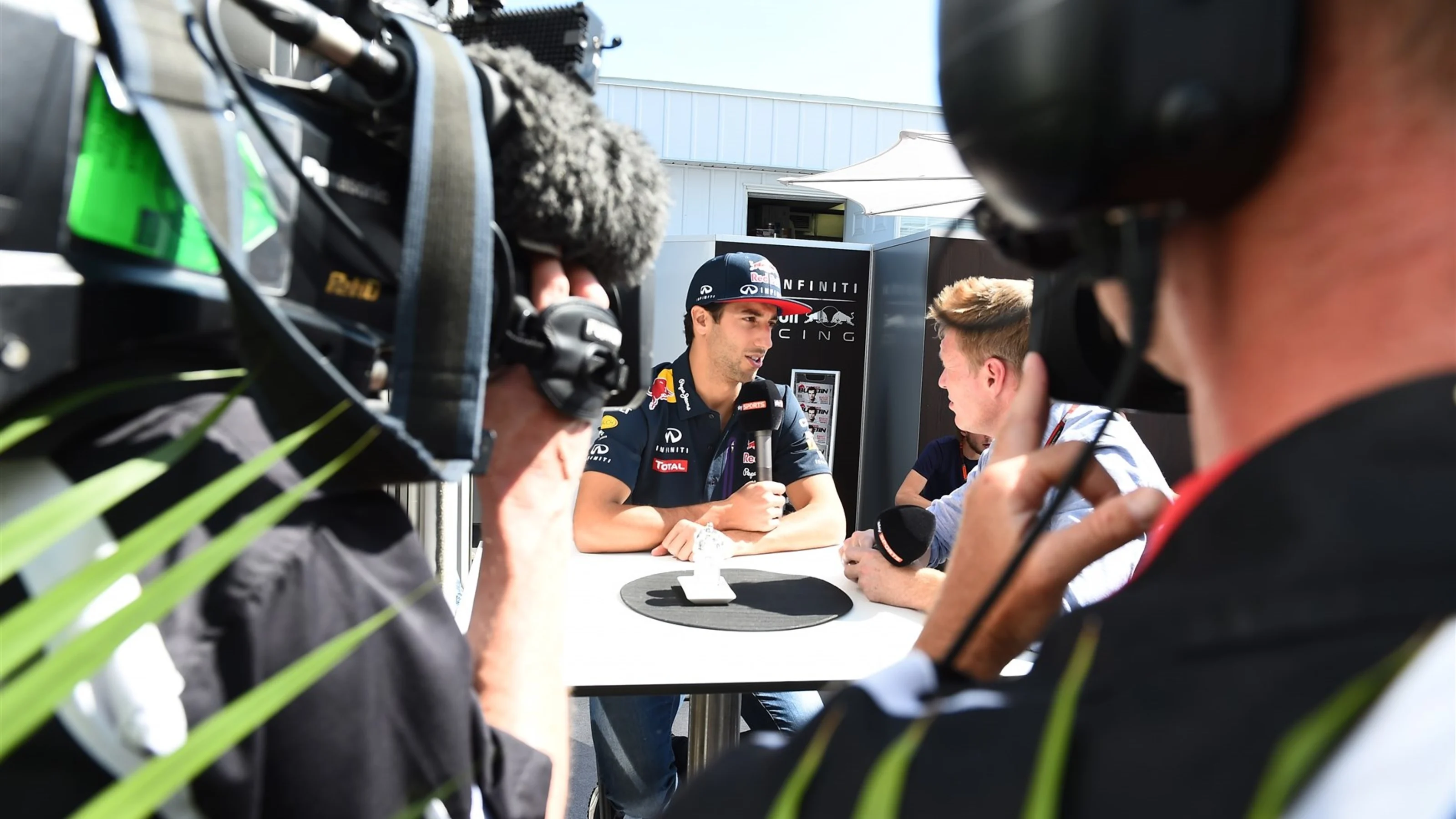 Daniel Ricciardo (AUS) Red Bull Racing talks with Simon Lazenby (GBR) Sky TV at Formula One World