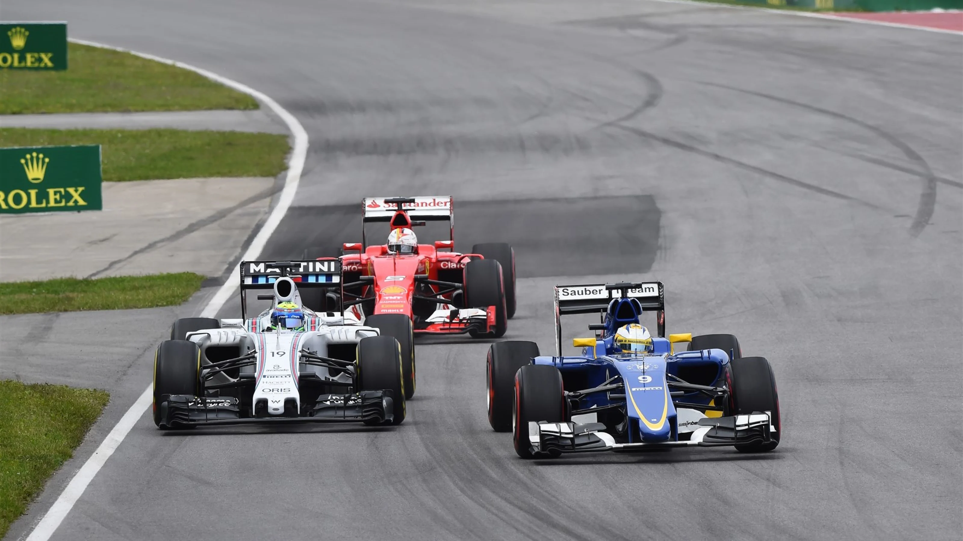 Felipe Massa (BRA) Williams FW37 and Marcus Ericsson (SWE) Sauber C34 battle at Formula One World