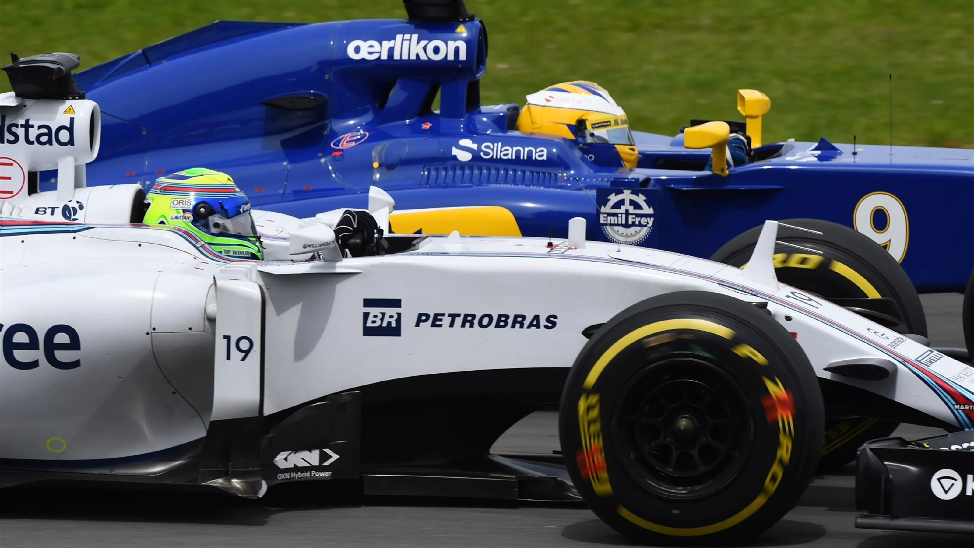 Felipe Massa (BRA) Williams FW37 and Marcus Ericsson (SWE) Sauber C34 battle at Formula One World