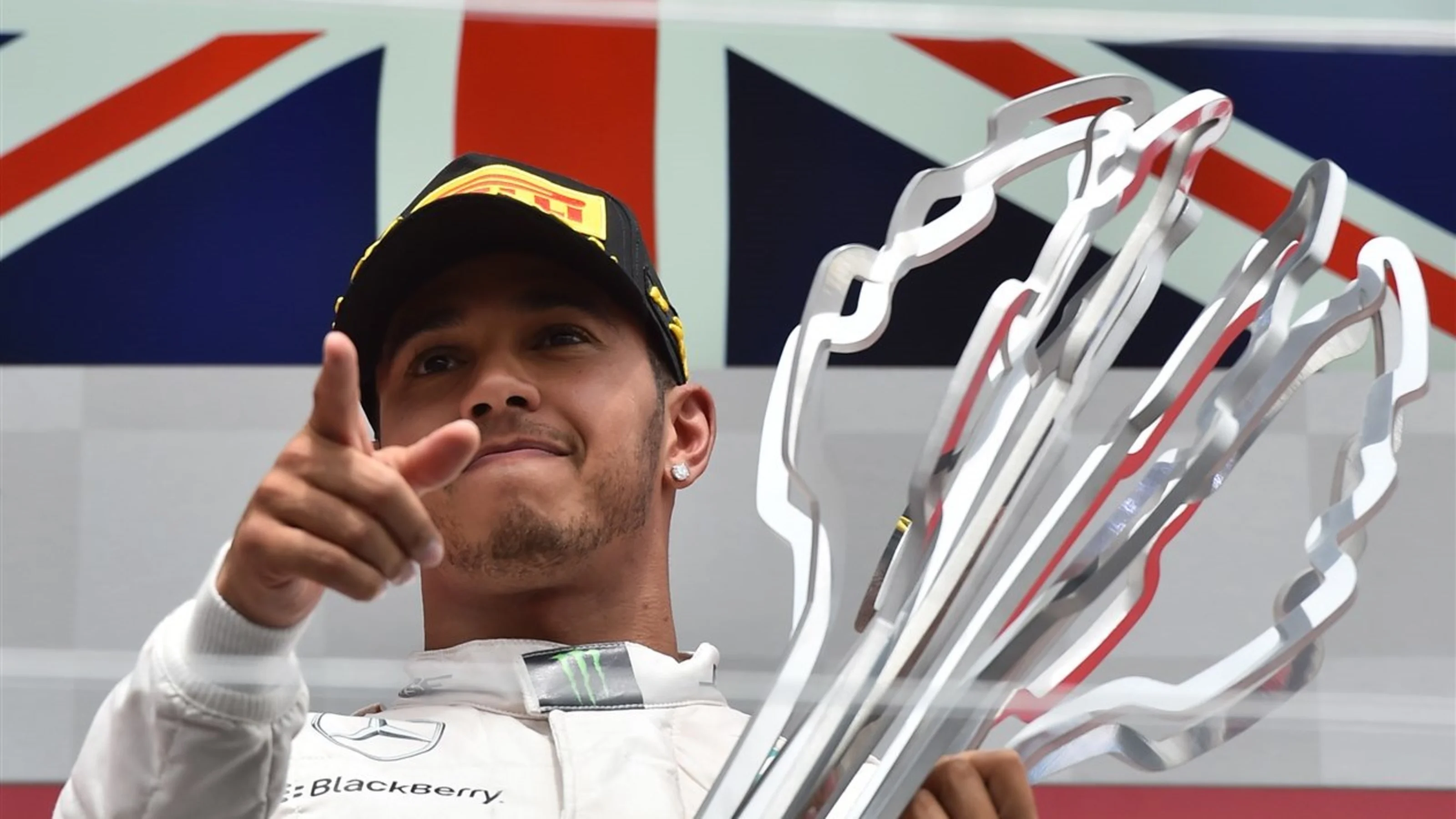 Race winner Lewis Hamilton (GBR) Mercedes AMG F1 celebrates on the Podium with the trophy at