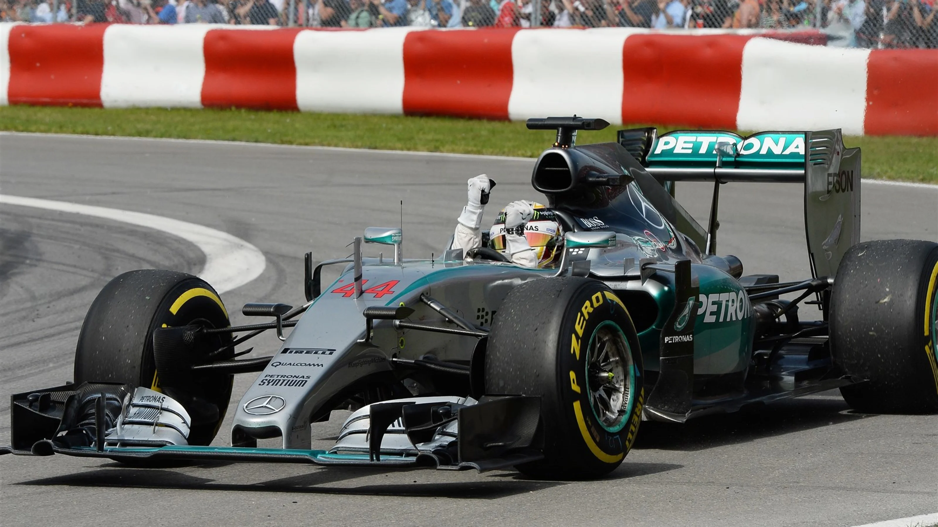 Race winner Lewis Hamilton (GBR) Mercedes AMG F1 W06 waves to the crowd at Formula One World