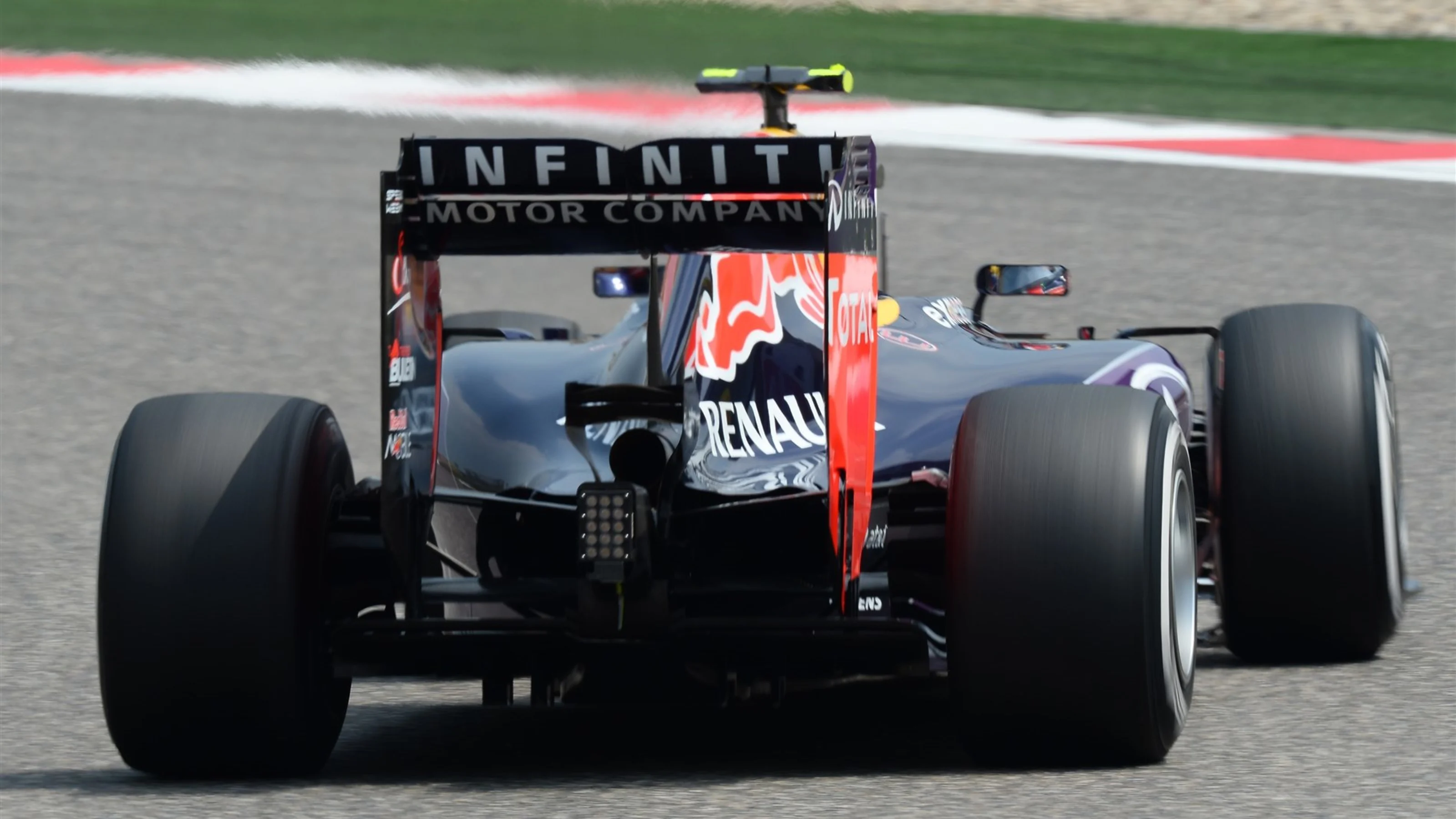 Daniil Kvyat (RUS) Red Bull Racing RB11 at Formula One World Championship, Rd3, Chinese Grand Prix,
