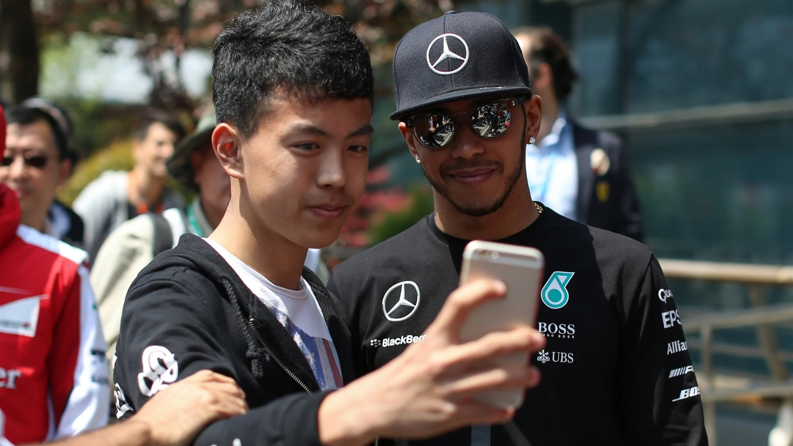 Lewis Hamilton (GBR) Mercedes AMG F1 poses for a selfie with a fan at Formula One World