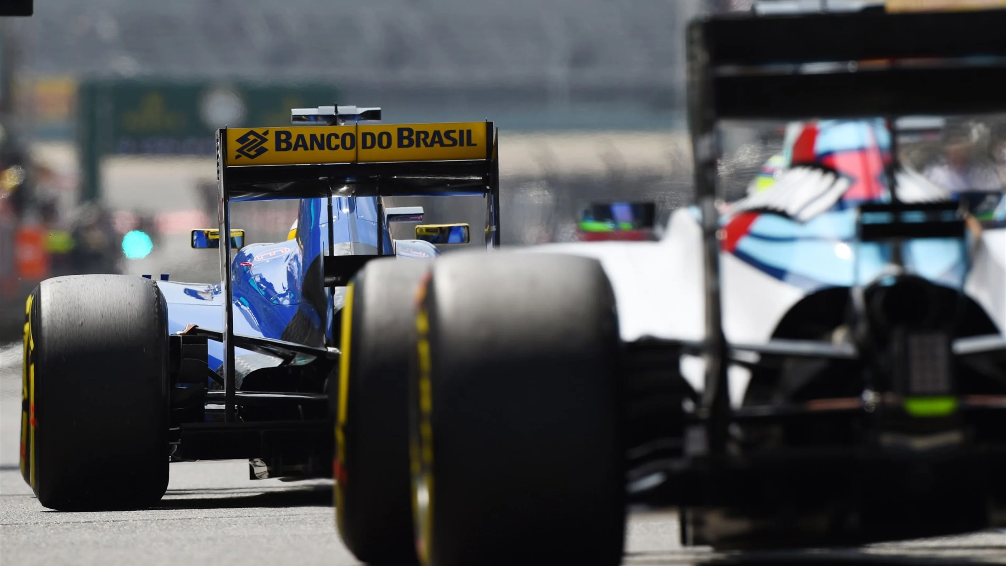 Marcus Ericsson (SWE) Sauber C34 and Felipe Massa (BRA) Williams FW37 at Formula One World