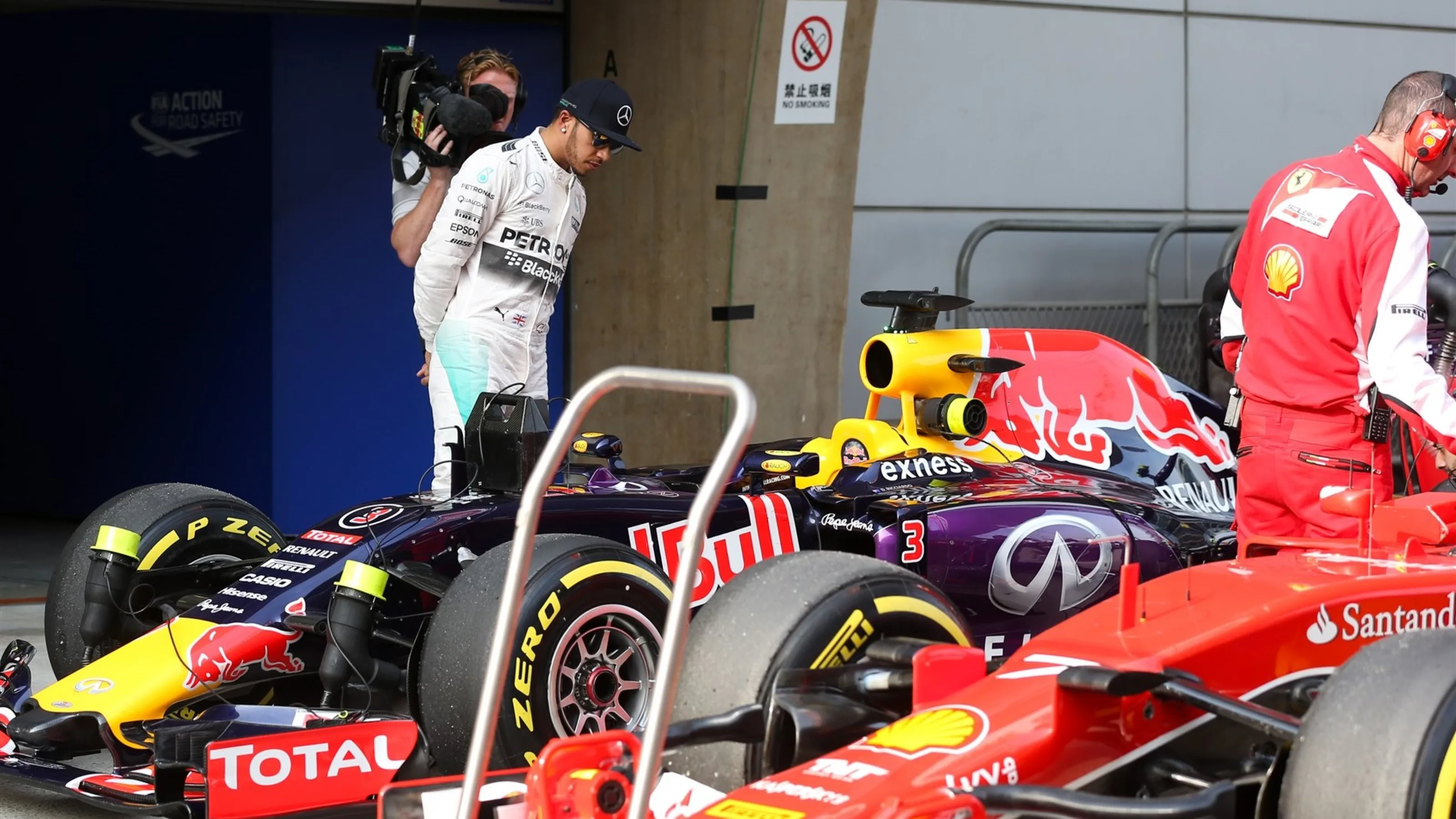 Pole sitter Lewis Hamilton (GBR) Mercedes AMG F1 looks at the Ferrari SF15-T in parc ferme at