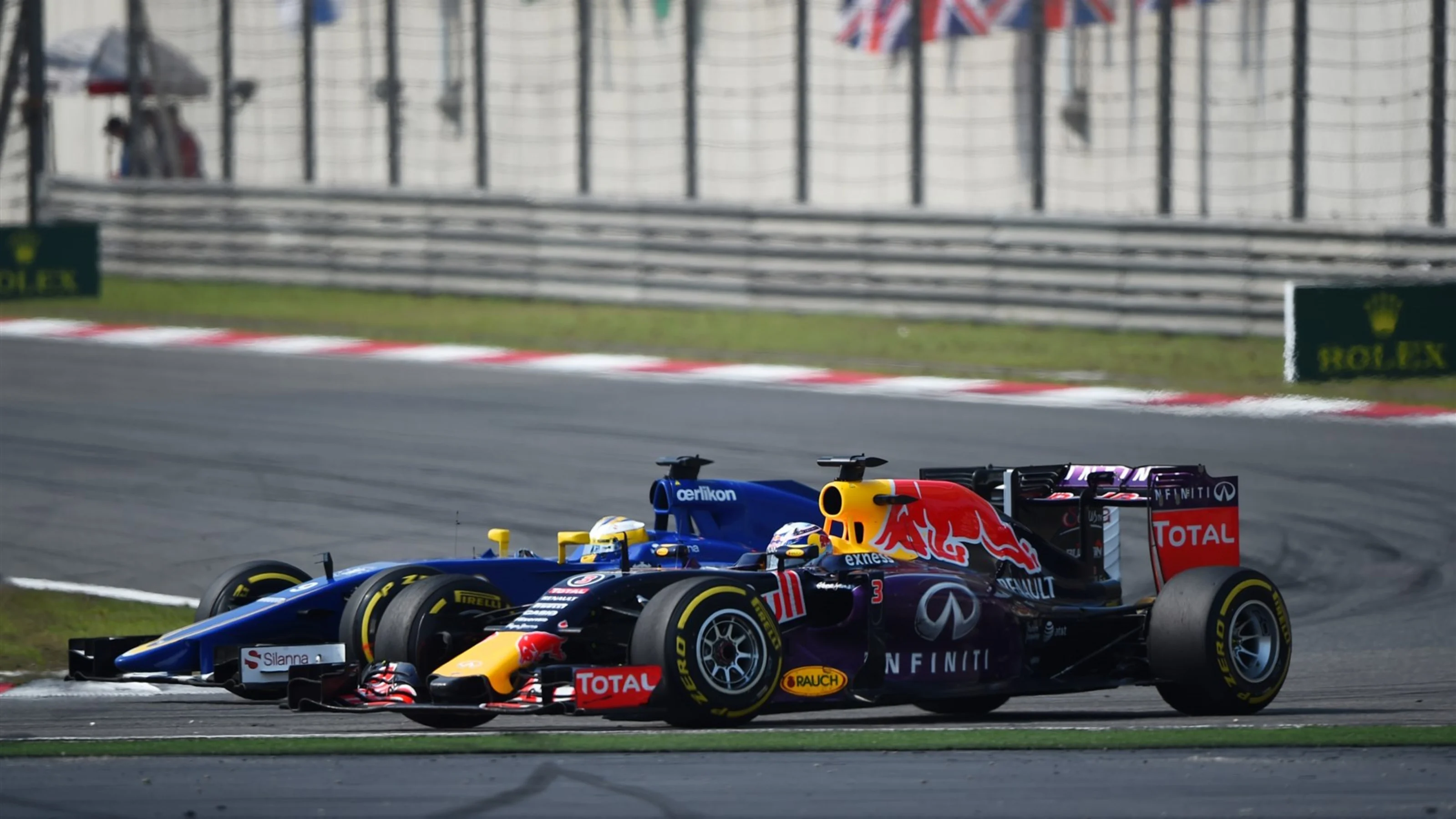 Marcus Ericsson (SWE) Sauber C34 and Daniel Ricciardo (AUS) Red Bull Racing RB11 battle at Formula