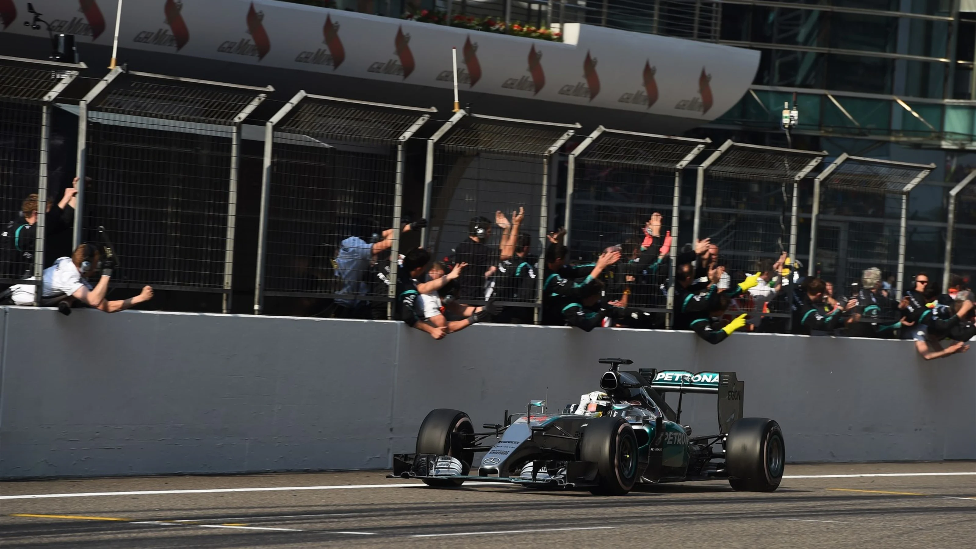 Race winner Lewis Hamilton (GBR) Mercedes AMG F1 W06 crosses the line and passes his team at