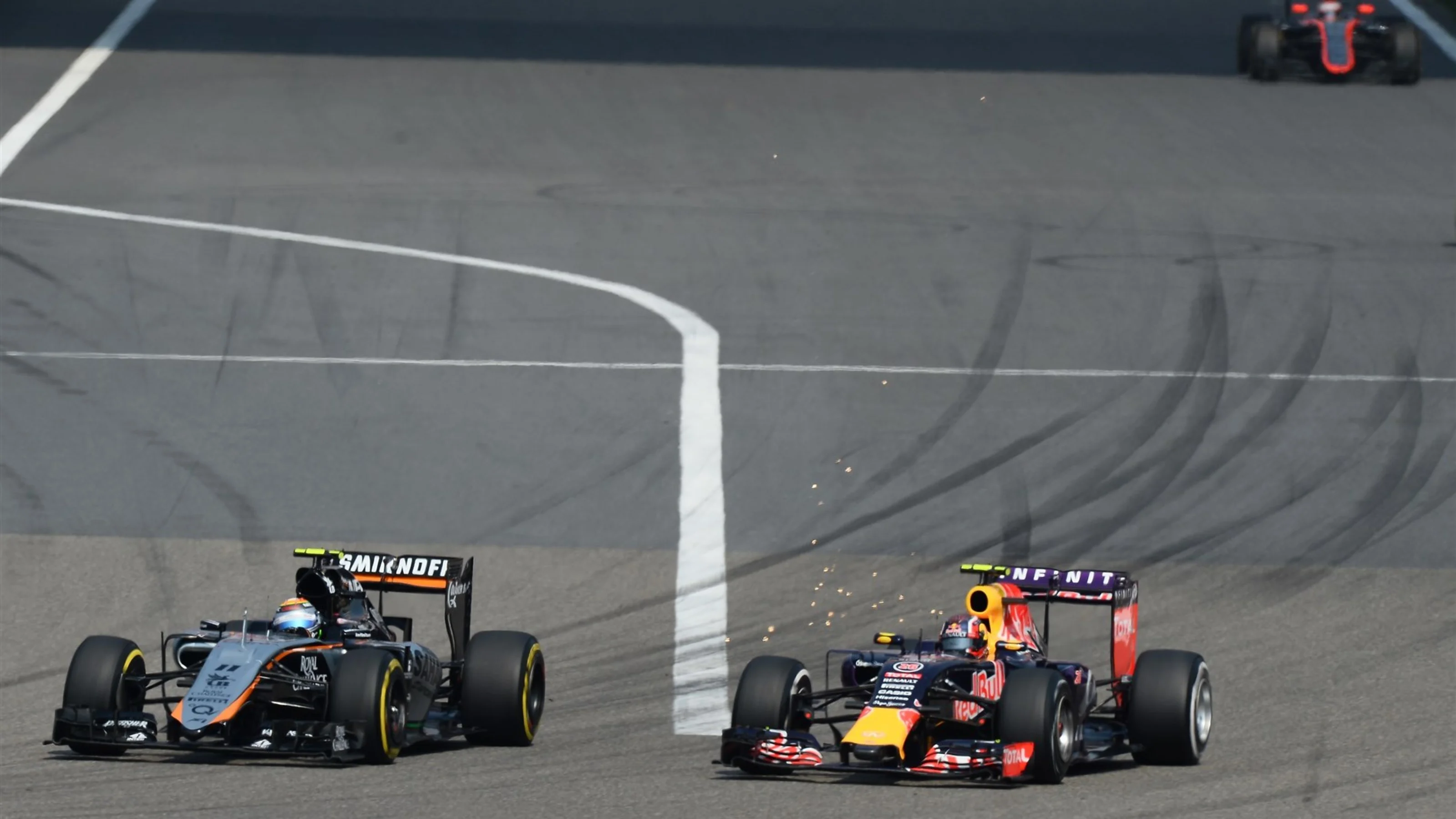 Sergio Perez (MEX) Force India VJM08 and Daniil Kvyat (RUS) Red Bull Racing RB11 at Formula One