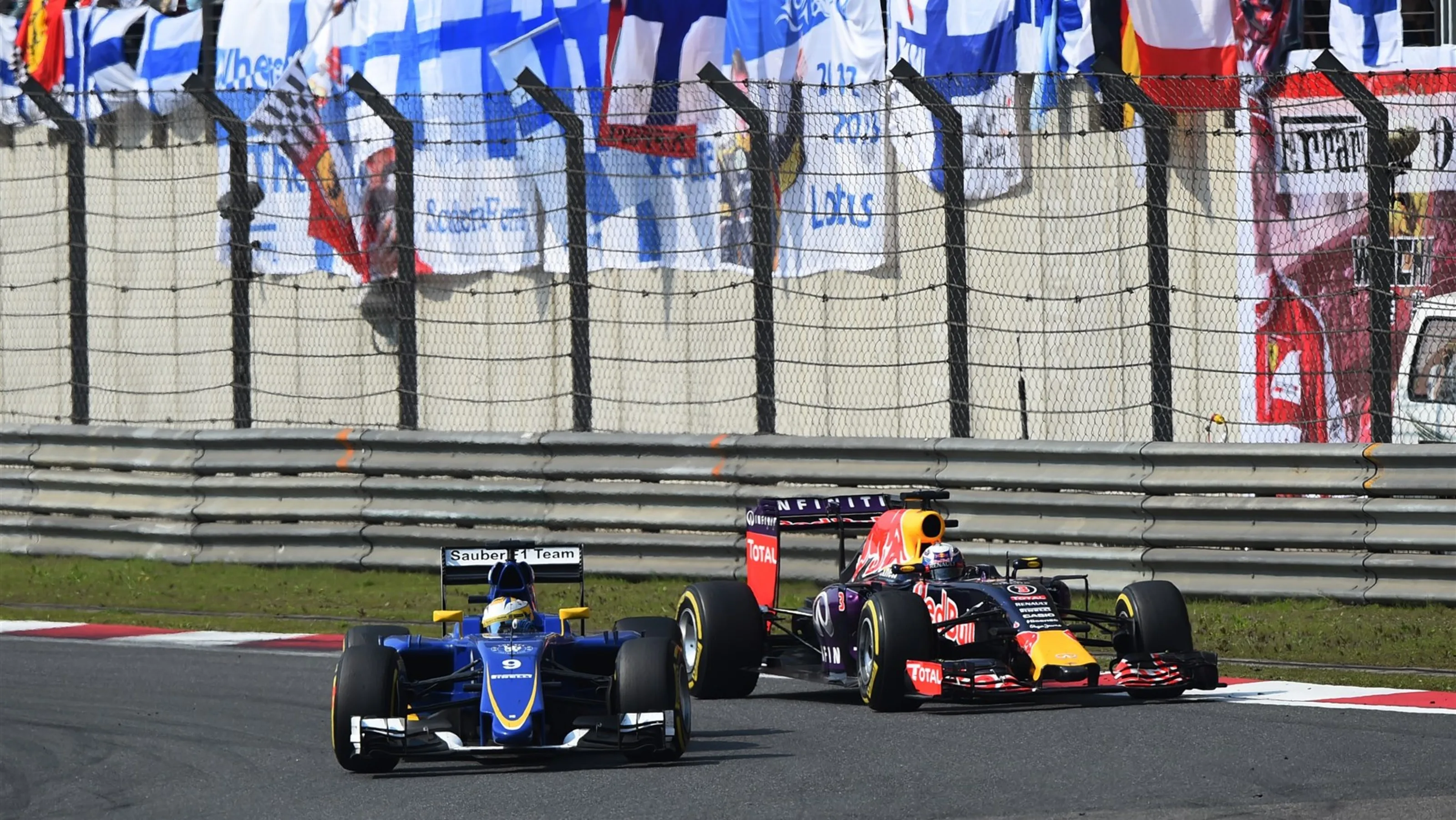 Marcus Ericsson (SWE) Sauber C34 and Daniel Ricciardo (AUS) Red Bull Racing RB11 battle at Formula