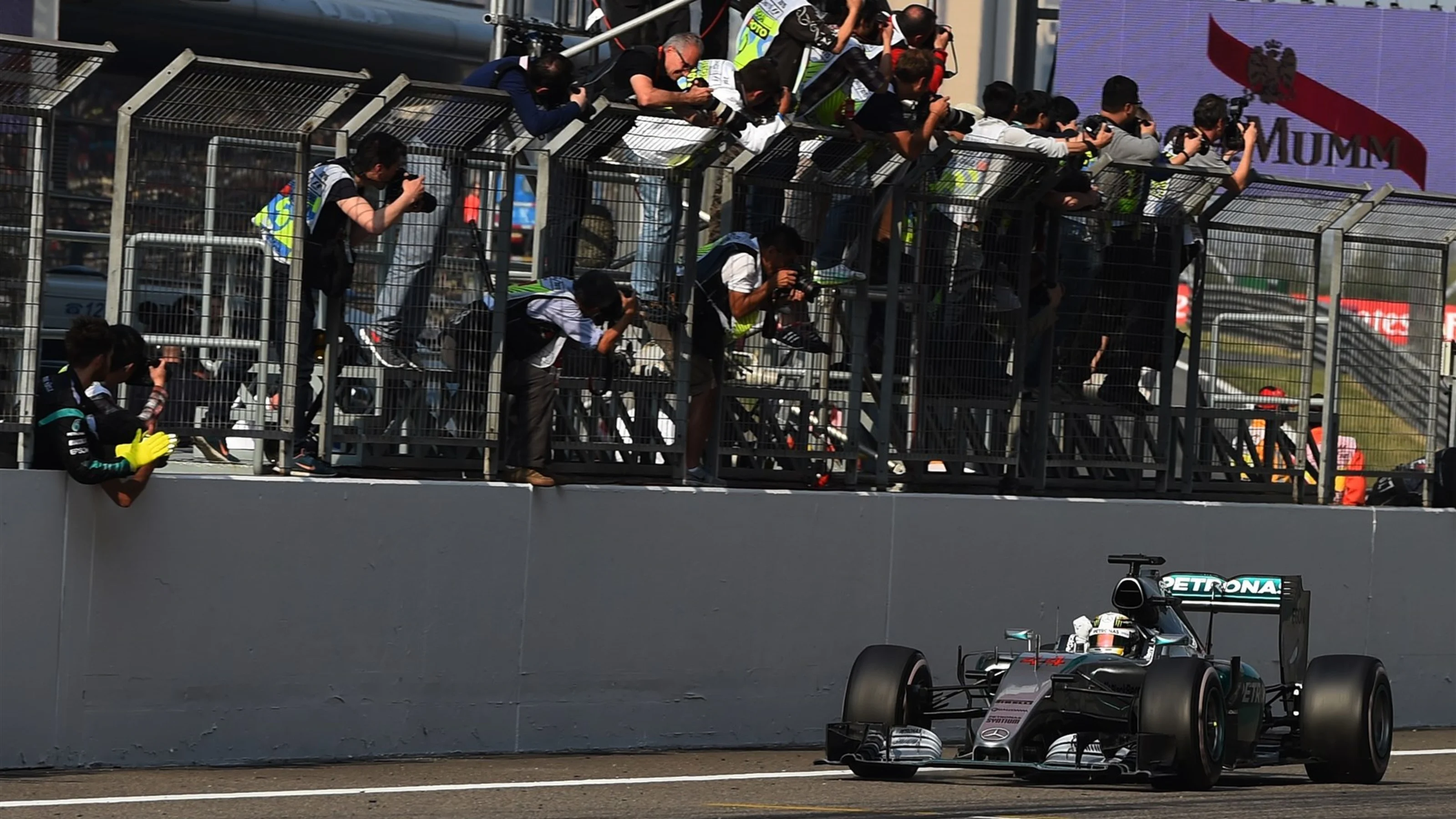 Race winner Lewis Hamilton (GBR) Mercedes AMG F1 W06 crosses line at Formula One World