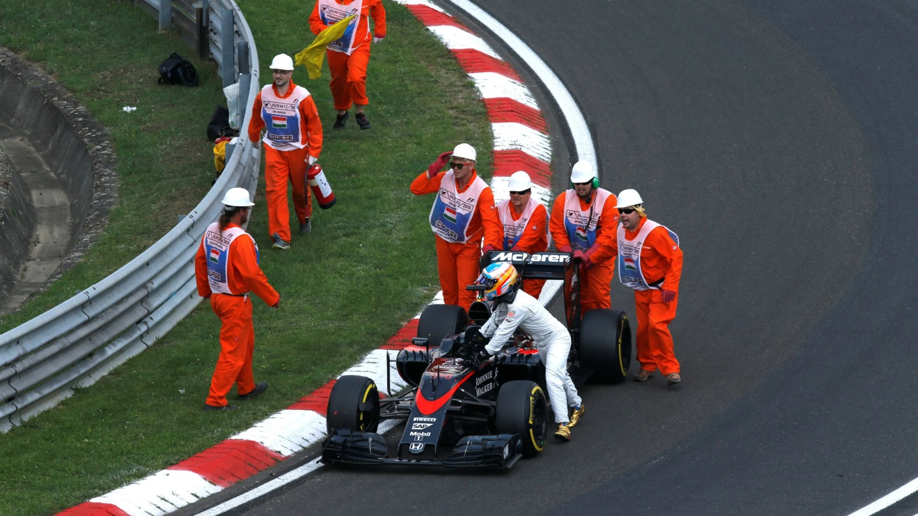 Marshalls and Fernando Alonso (ESP) McLaren MP4-30 push his car in Q2 at Formula One World