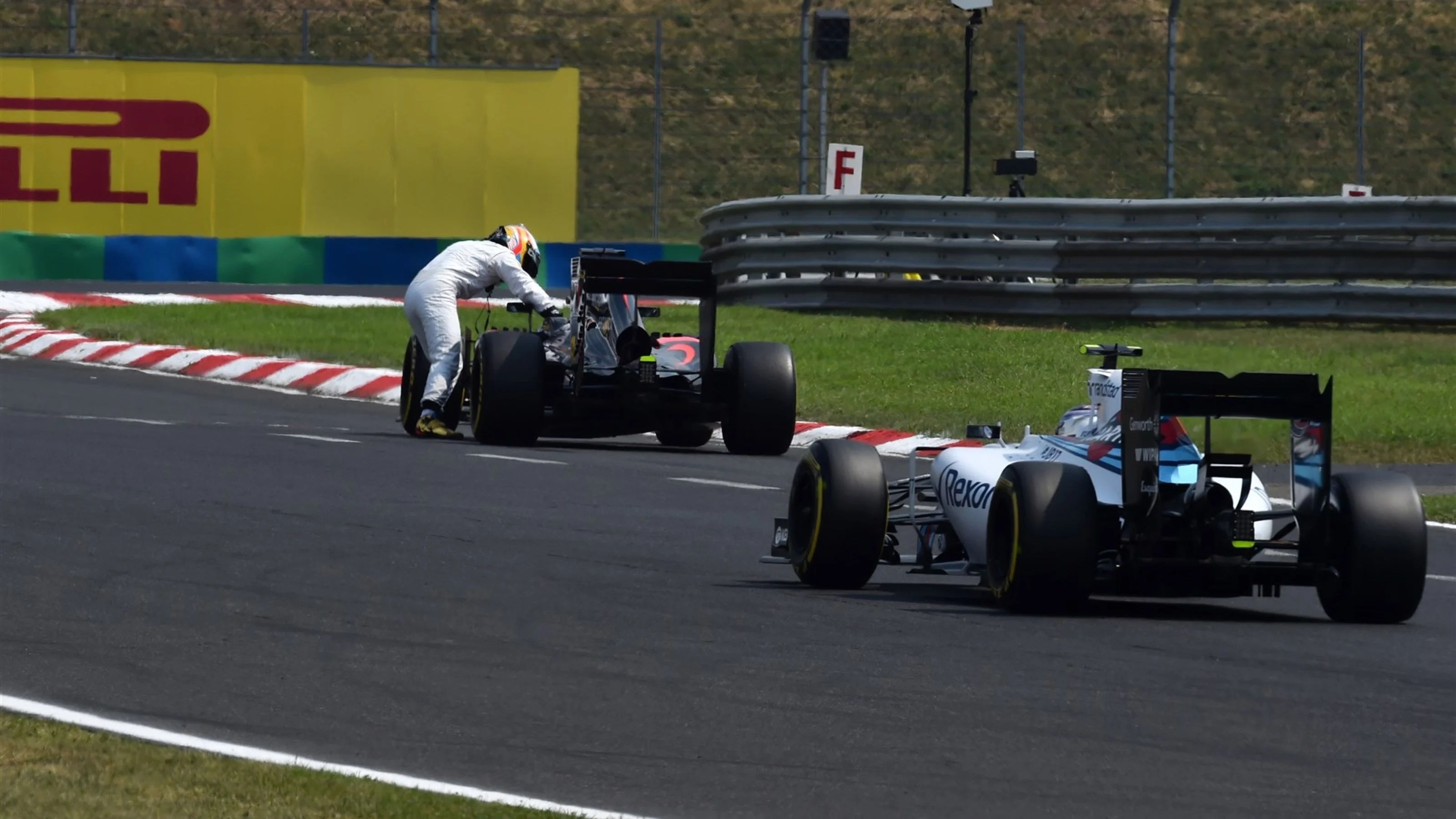 Fernando Alonso (ESP) McLaren MP4-30 pushes his car in Q2 at Formula One World Championship, Rd10,