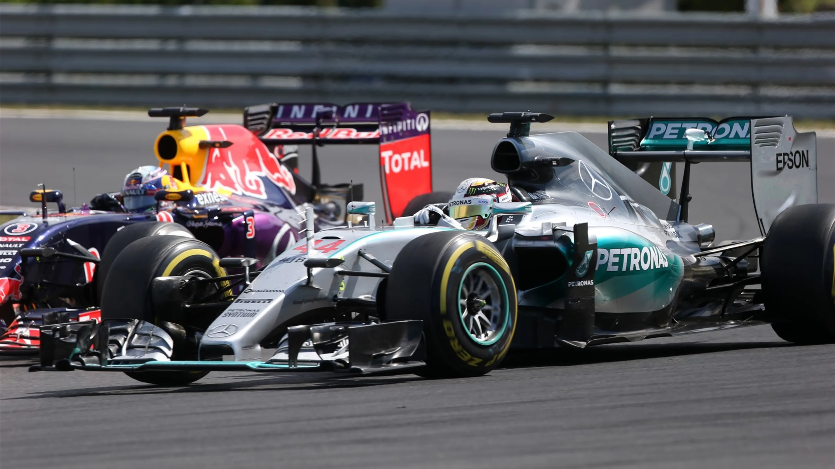Lewis Hamilton (GBR) Mercedes AMG F1 W06 battles with Daniel Ricciardo (AUS) Red Bull Racing RB11