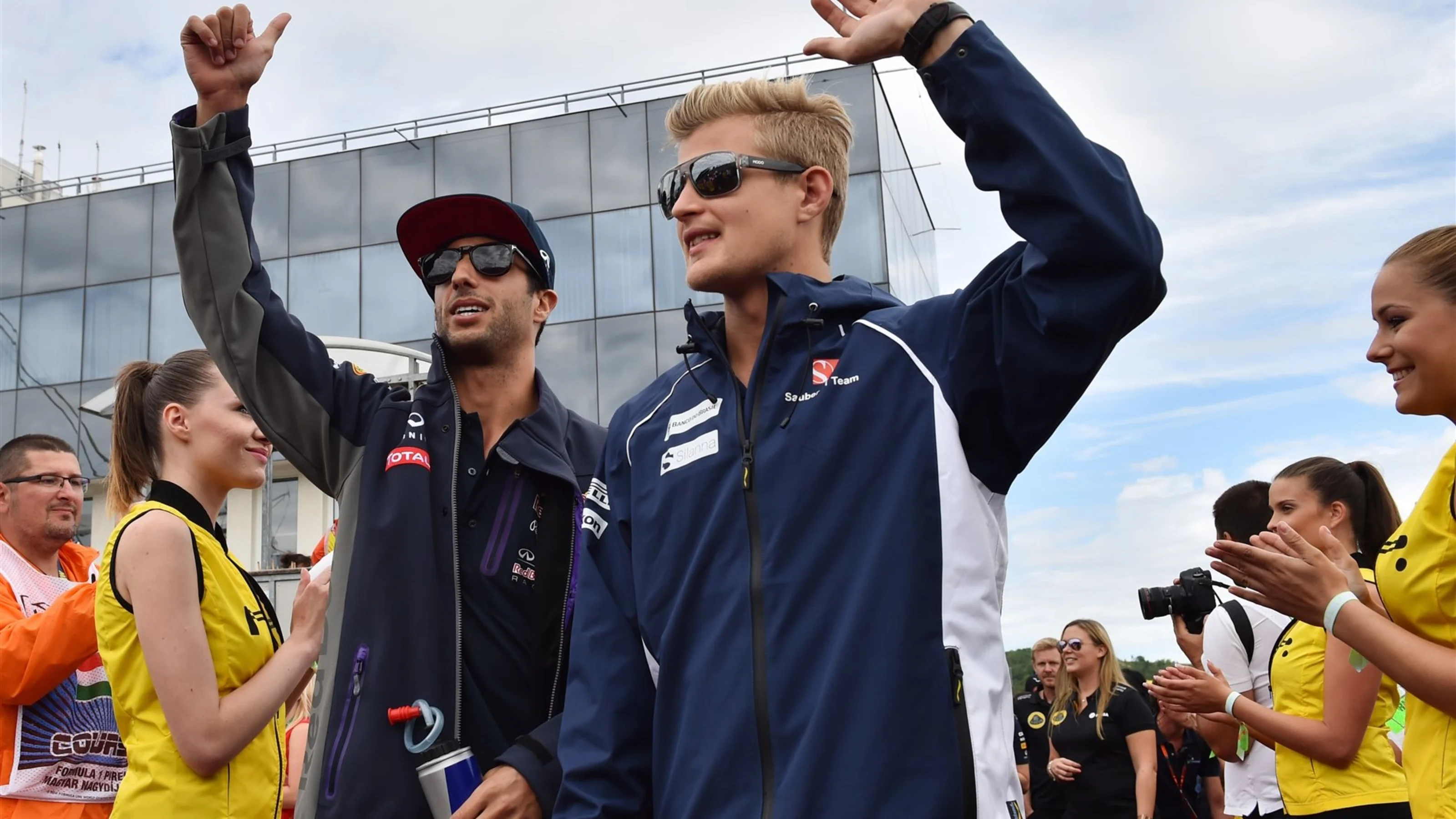 Daniel Ricciardo (AUS) Red Bull Racing and Marcus Ericsson (SWE) Sauber on the drivers parade at