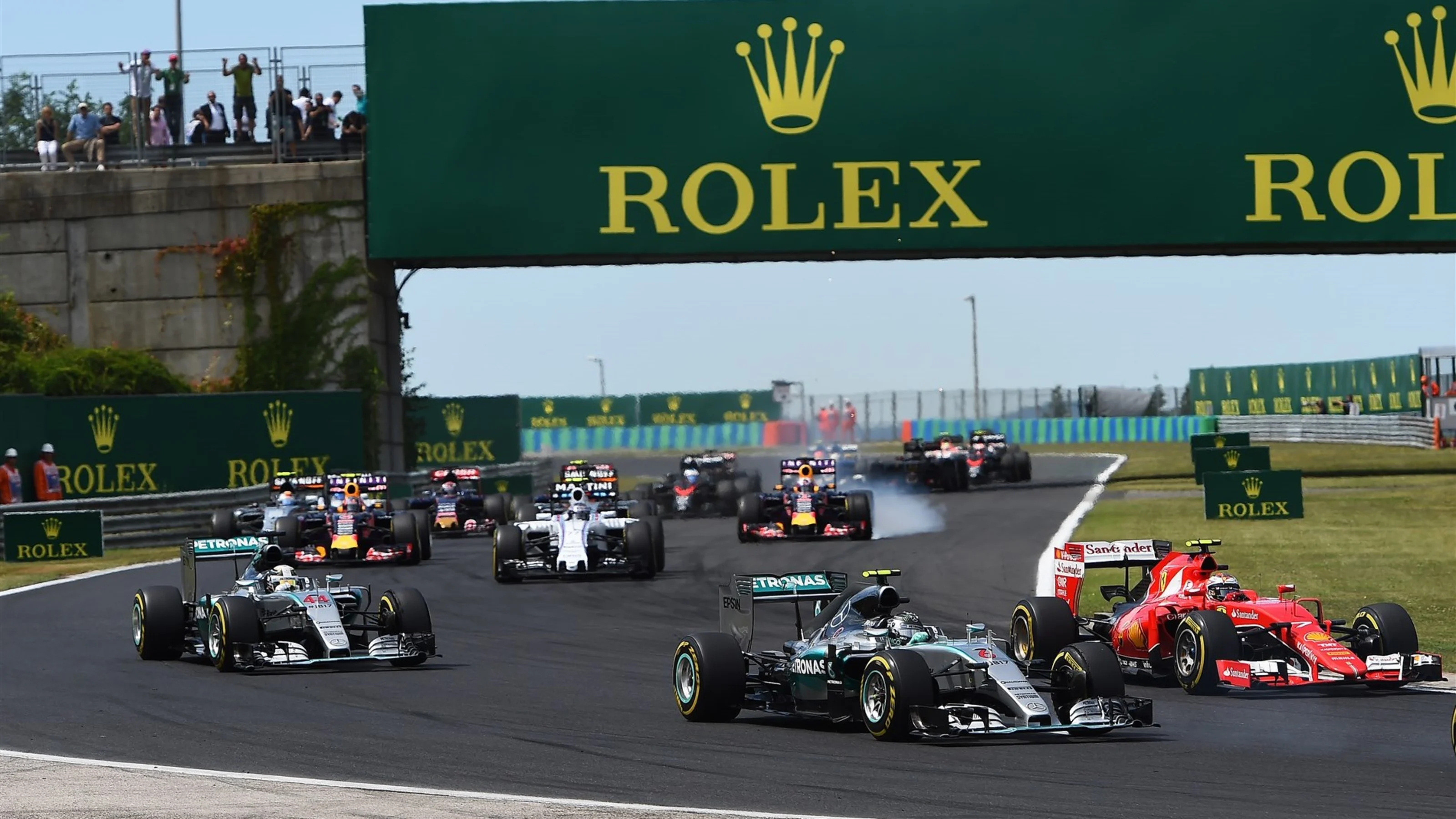 Nico Rosberg (GER) Mercedes AMG F1 W06 and Kimi Raikkonen (FIN) Ferrari SF15-T battle at the strat