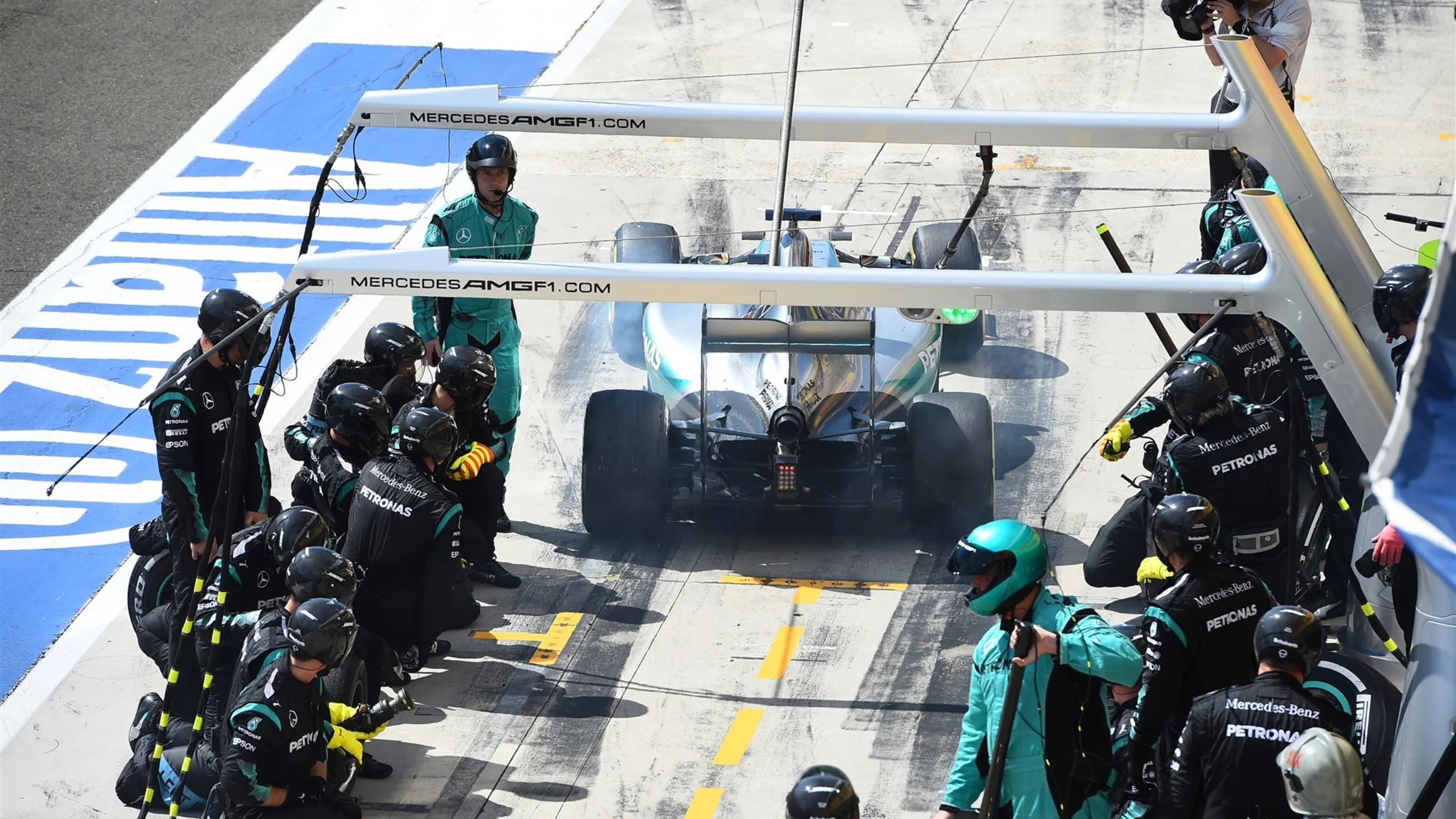 Lewis Hamilton (GBR) Mercedes AMG F1 W06 pits for a new front wing at Formula One World
