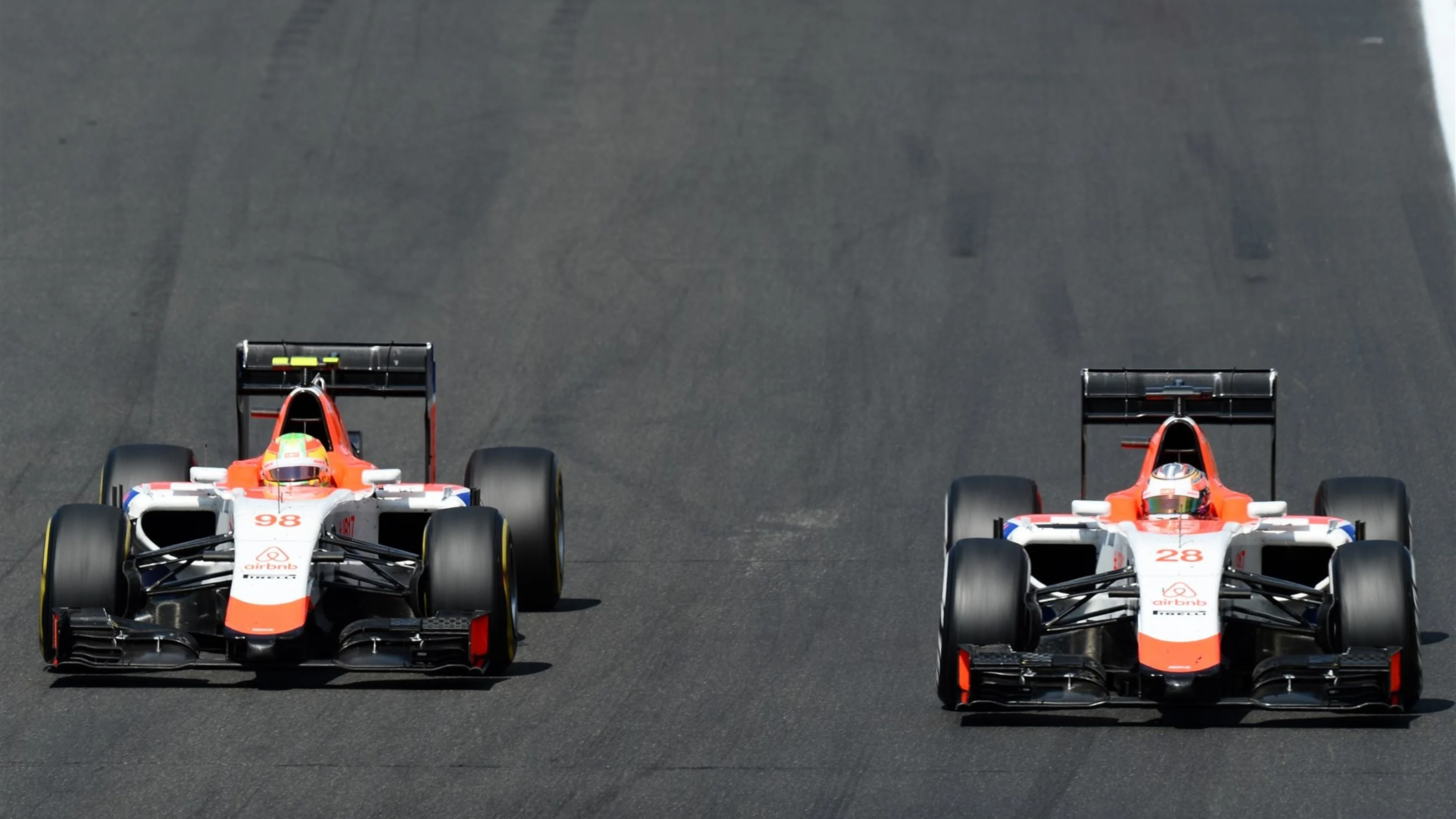 Roberto Merhi (ESP) Manor GP and Will Stevens (GBR) Manor GP battle at Formula One World
