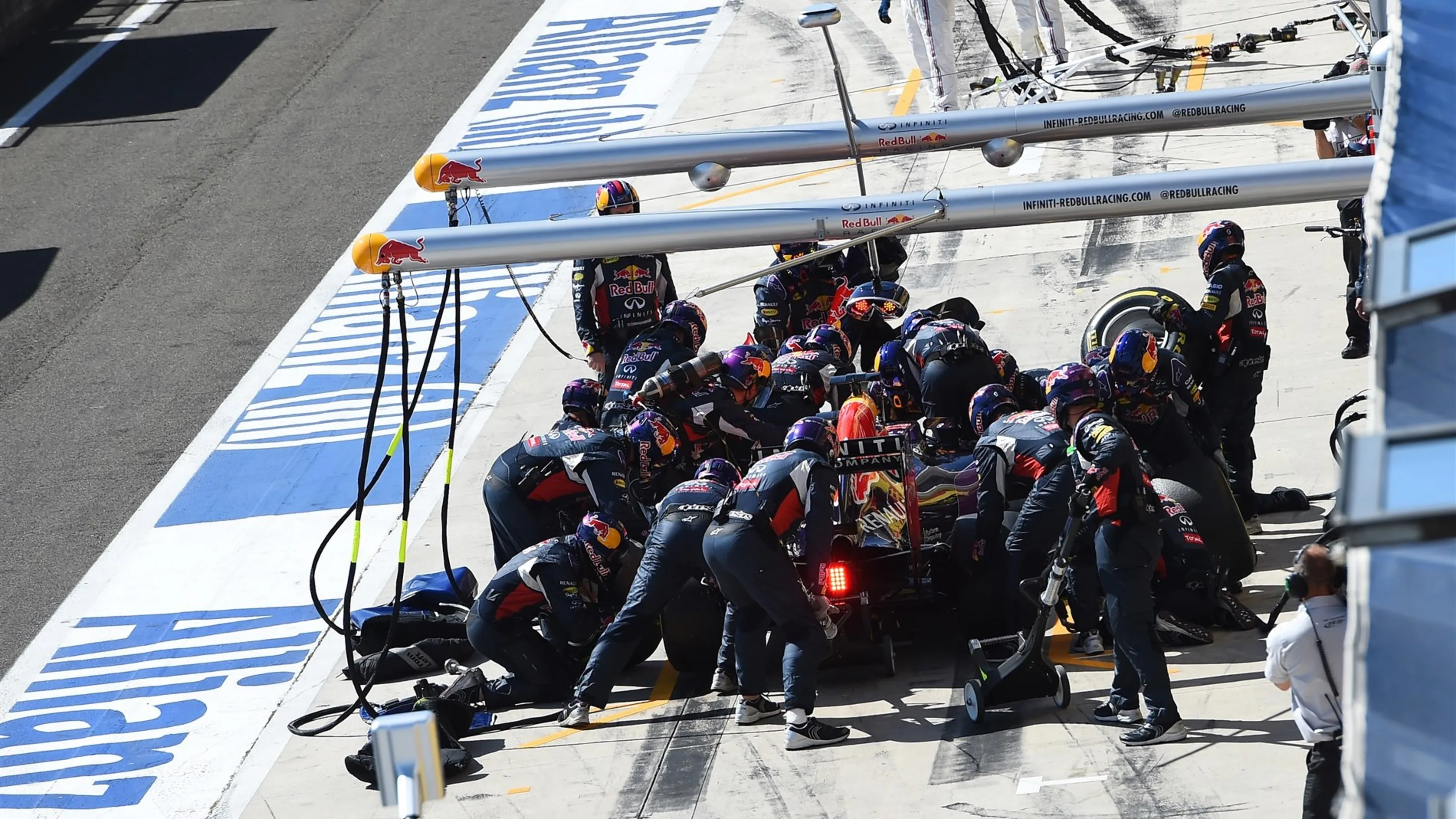 Daniel Ricciardo (AUS) Red Bull Racing RB11 pit stop with broken front wing at Formula One World