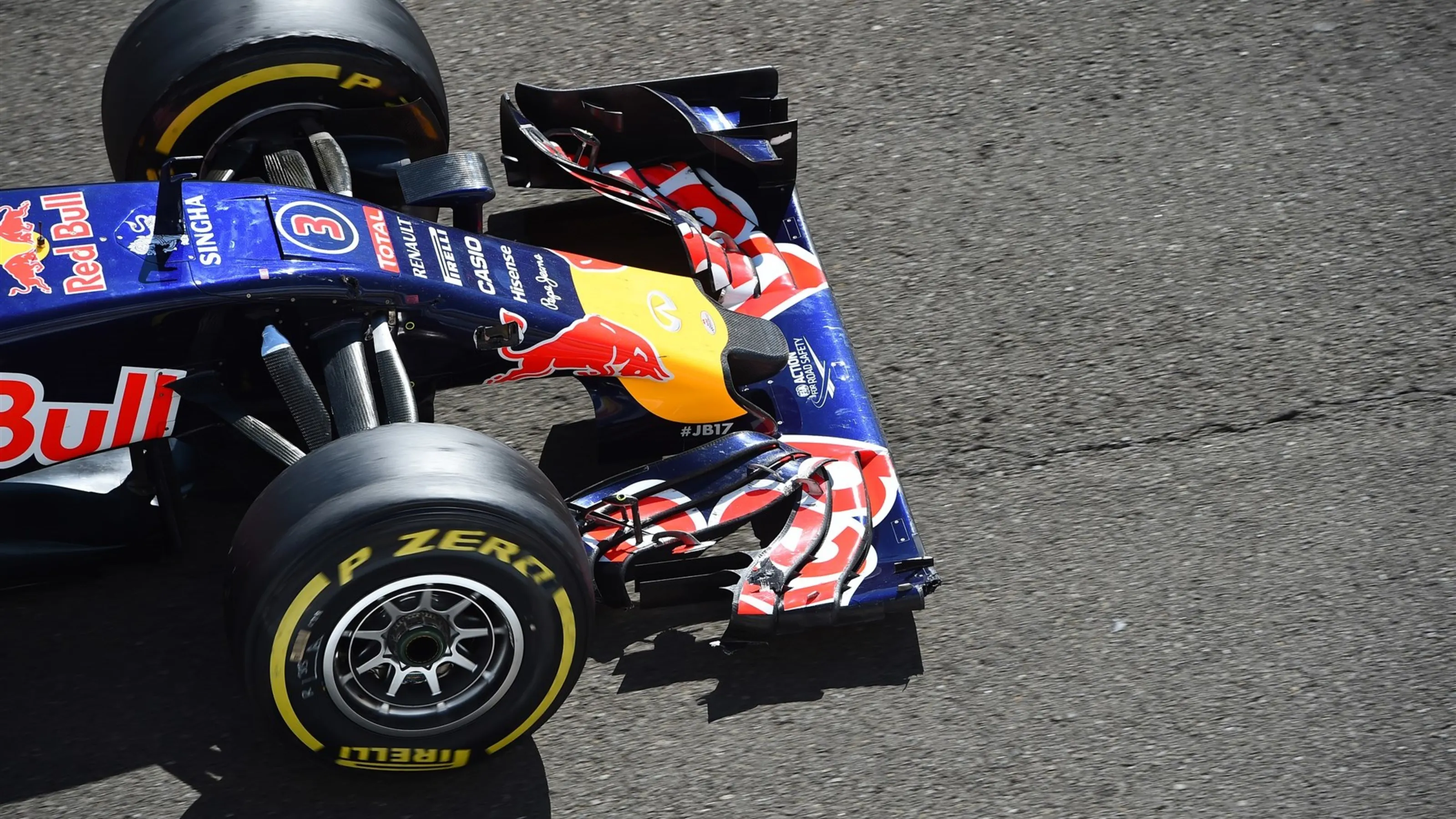 Daniel Ricciardo (AUS) Red Bull Racing RB11 with broken front wing at Formula One World