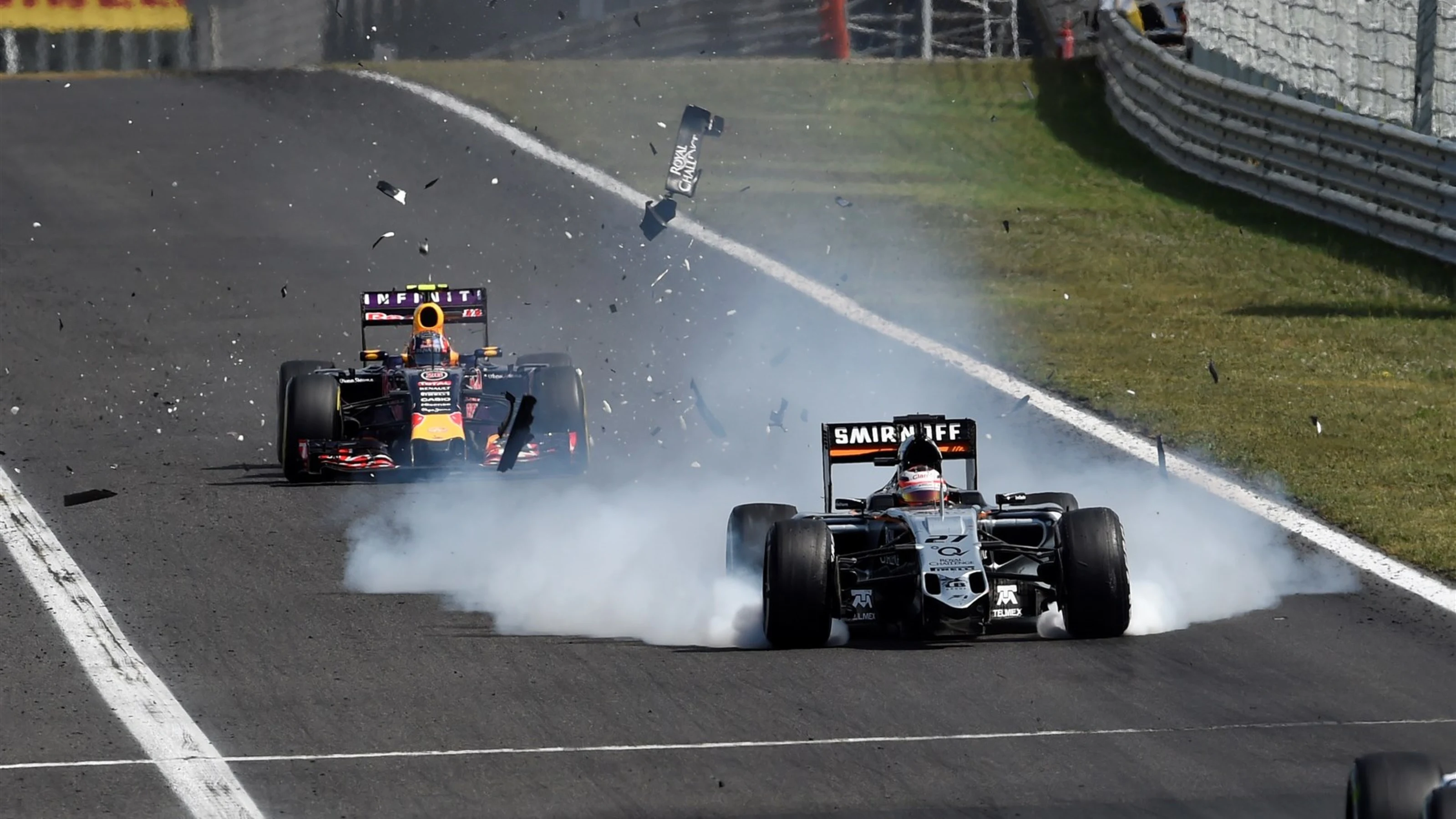 Nico Hulkenberg (GER) Force India VJM08 loses his front wing at Formula One World Championship,