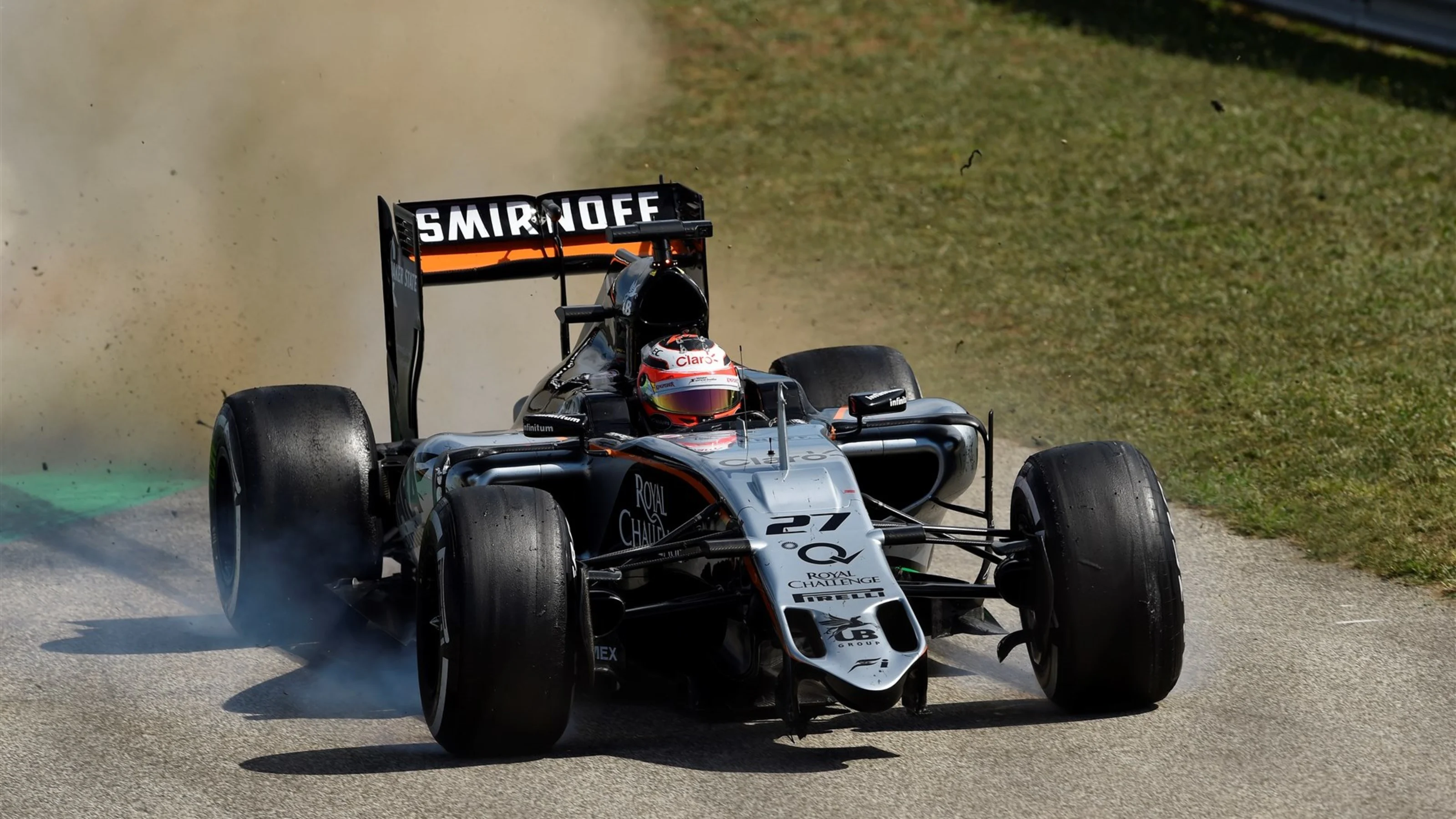 Nico Hulkenberg (GER) Force India VJM08 loses his front wing at Formula One World Championship,