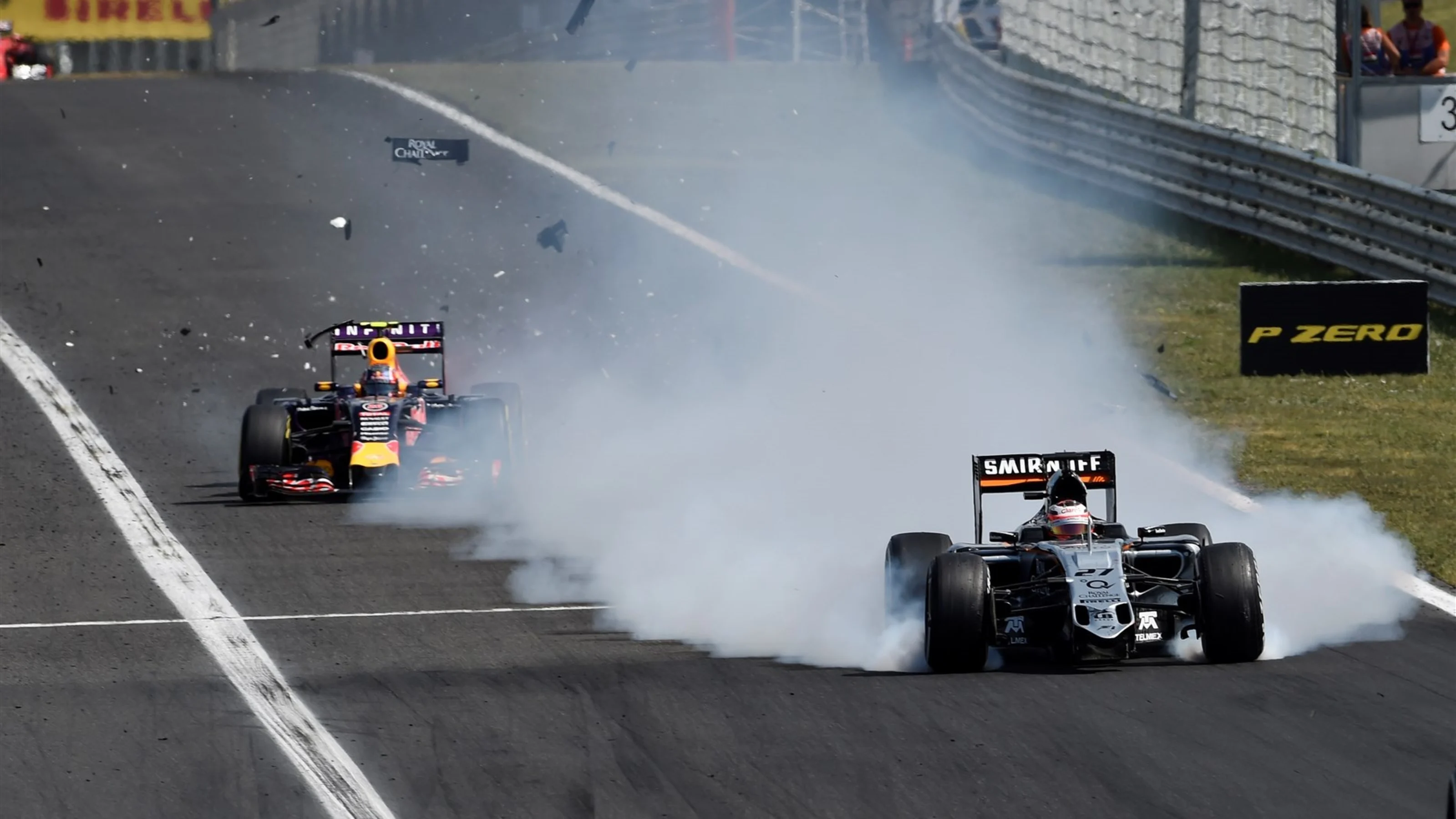 Nico Hulkenberg (GER) Force India VJM08 loses his front wing at Formula One World Championship,