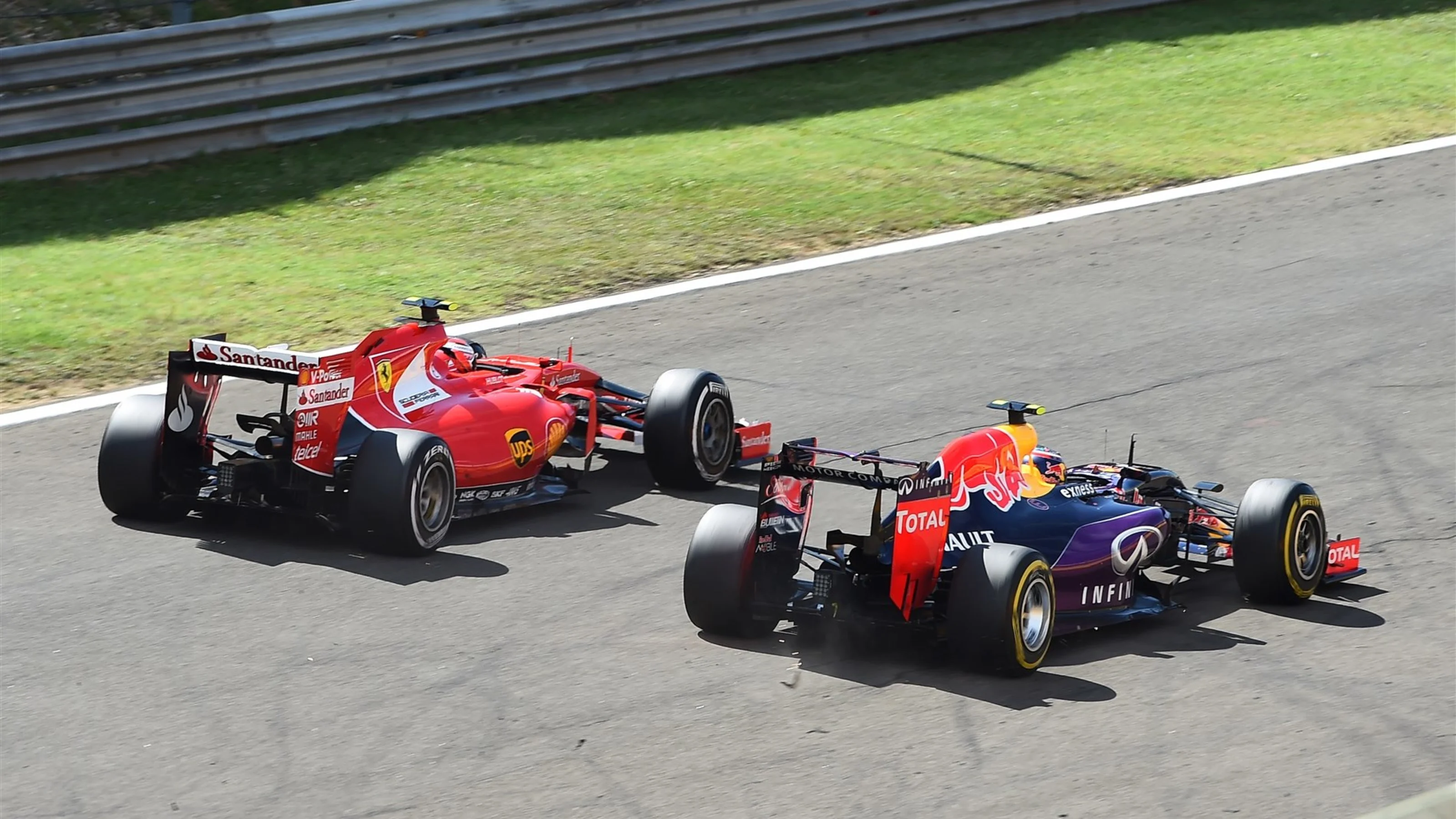 Kimi Raikkonen (FIN) Ferrari SF15-T and Daniil Kvyat (RUS) Red Bull Racing RB11 battle at Formula
