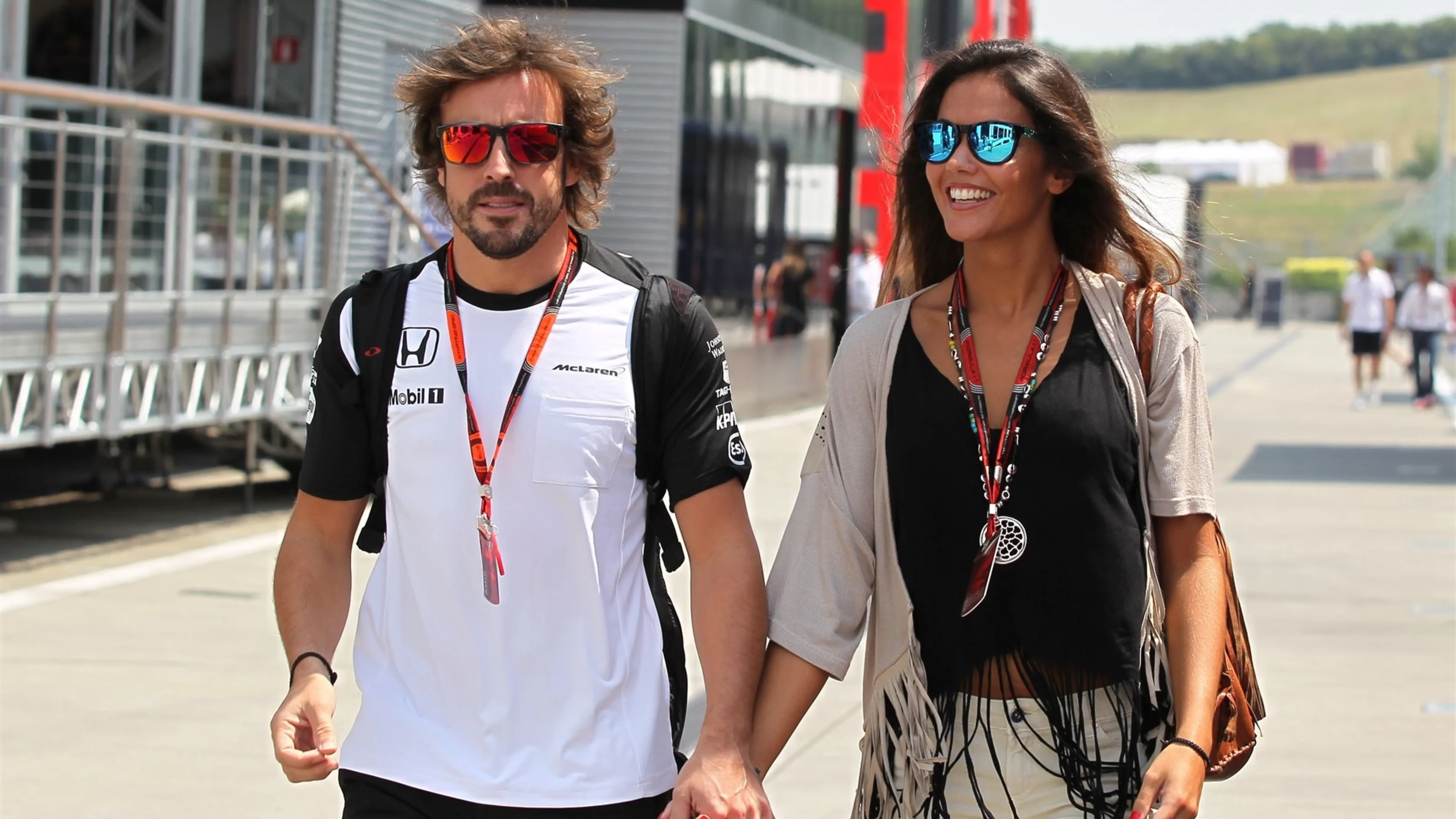 Fernando Alonso (ESP) McLaren and his girlfriend Lara Alvarez (ESP) at Formula One World