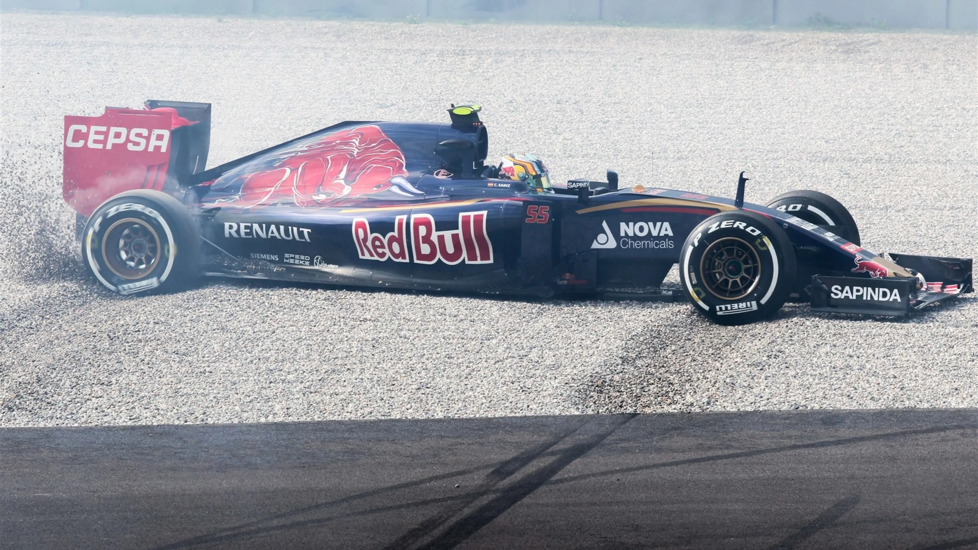 Carlos Sainz jr (ESP) Scuderia Toro Rosso spins into the gravel in FP1 at Formula One World